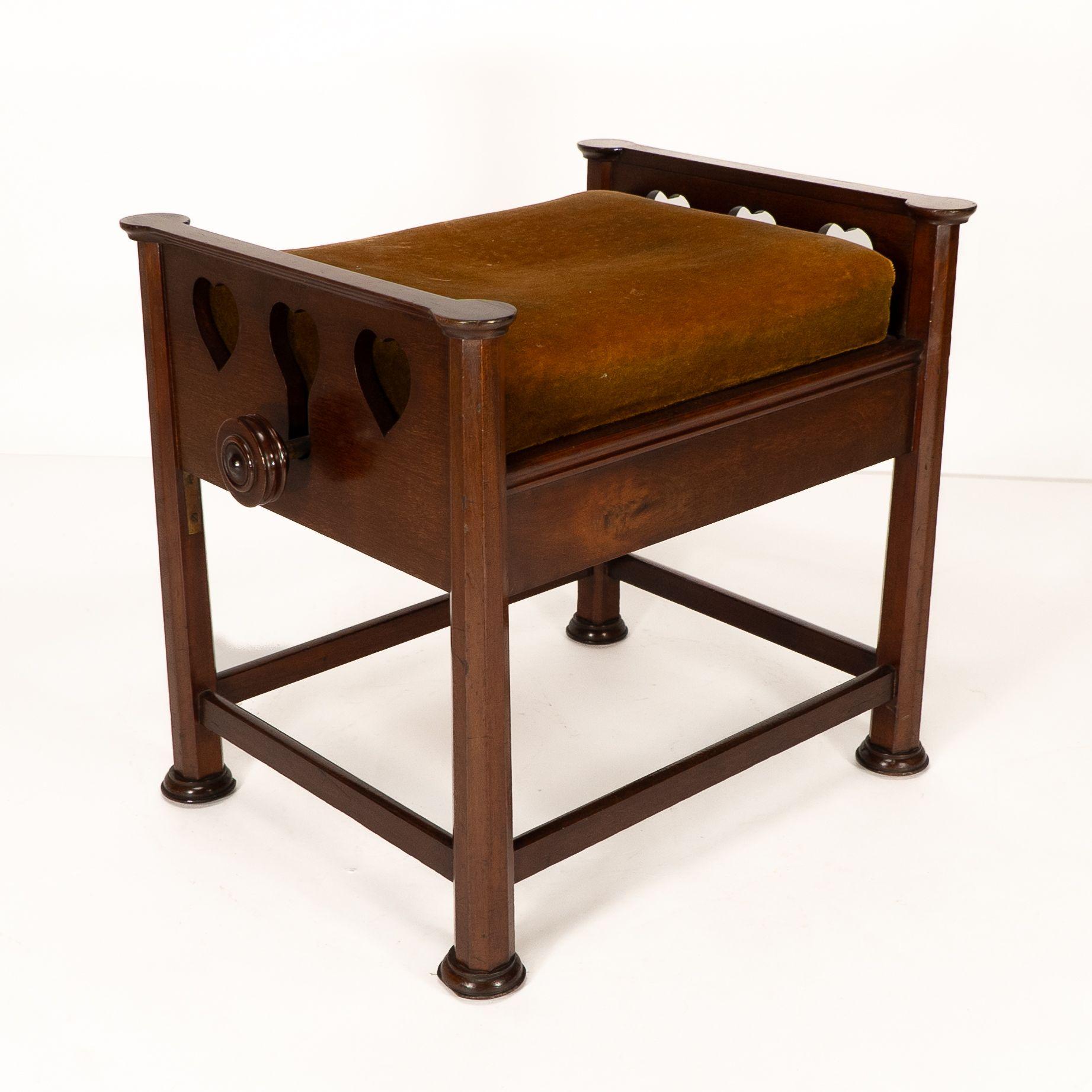 J.S. Henry al estilo de Voysey. Un taburete de piano ajustable de nogal Arts & Crafts principios del siglo XX en venta