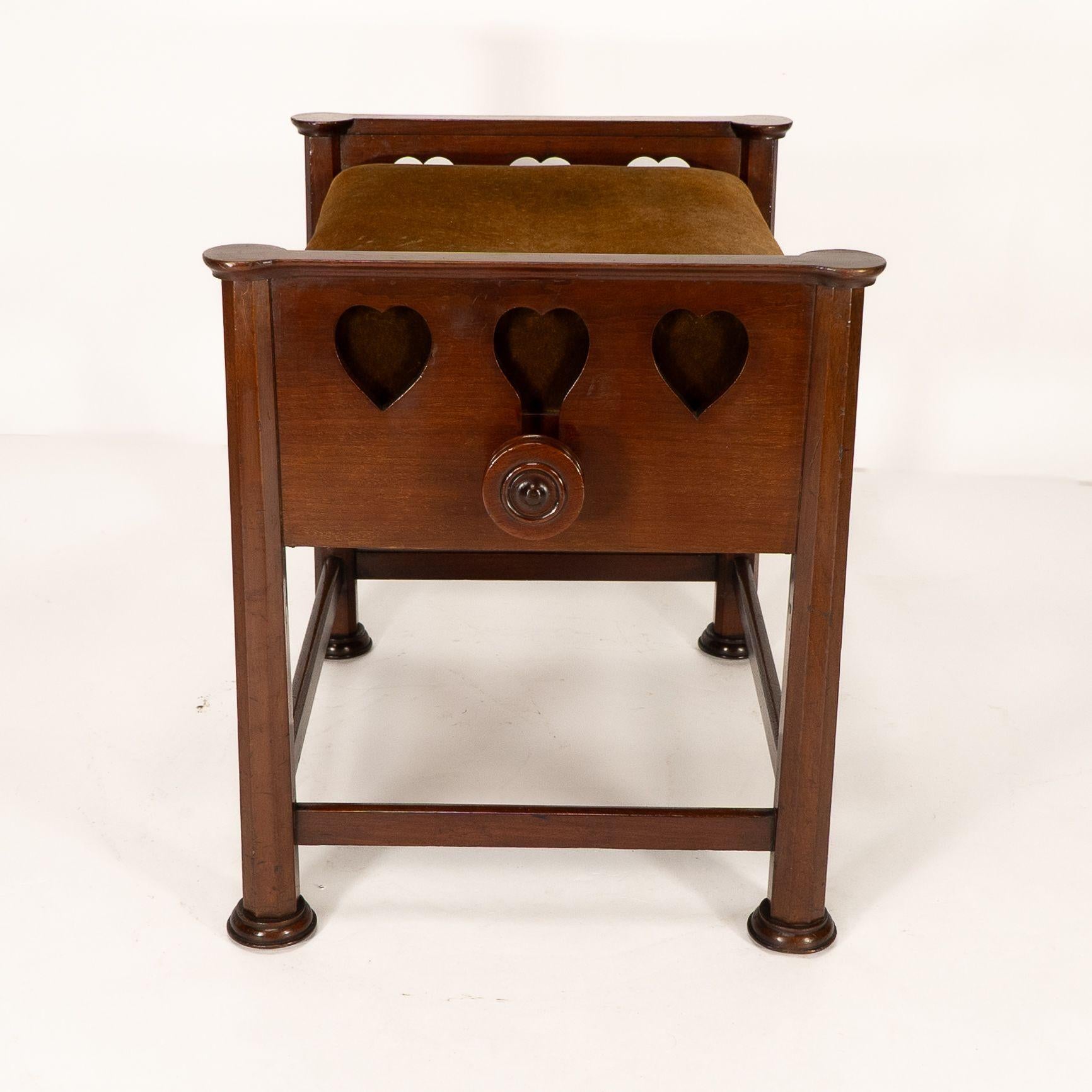 J.S. Henry al estilo de Voysey. Un taburete de piano ajustable de nogal Arts & Crafts Nogal en venta