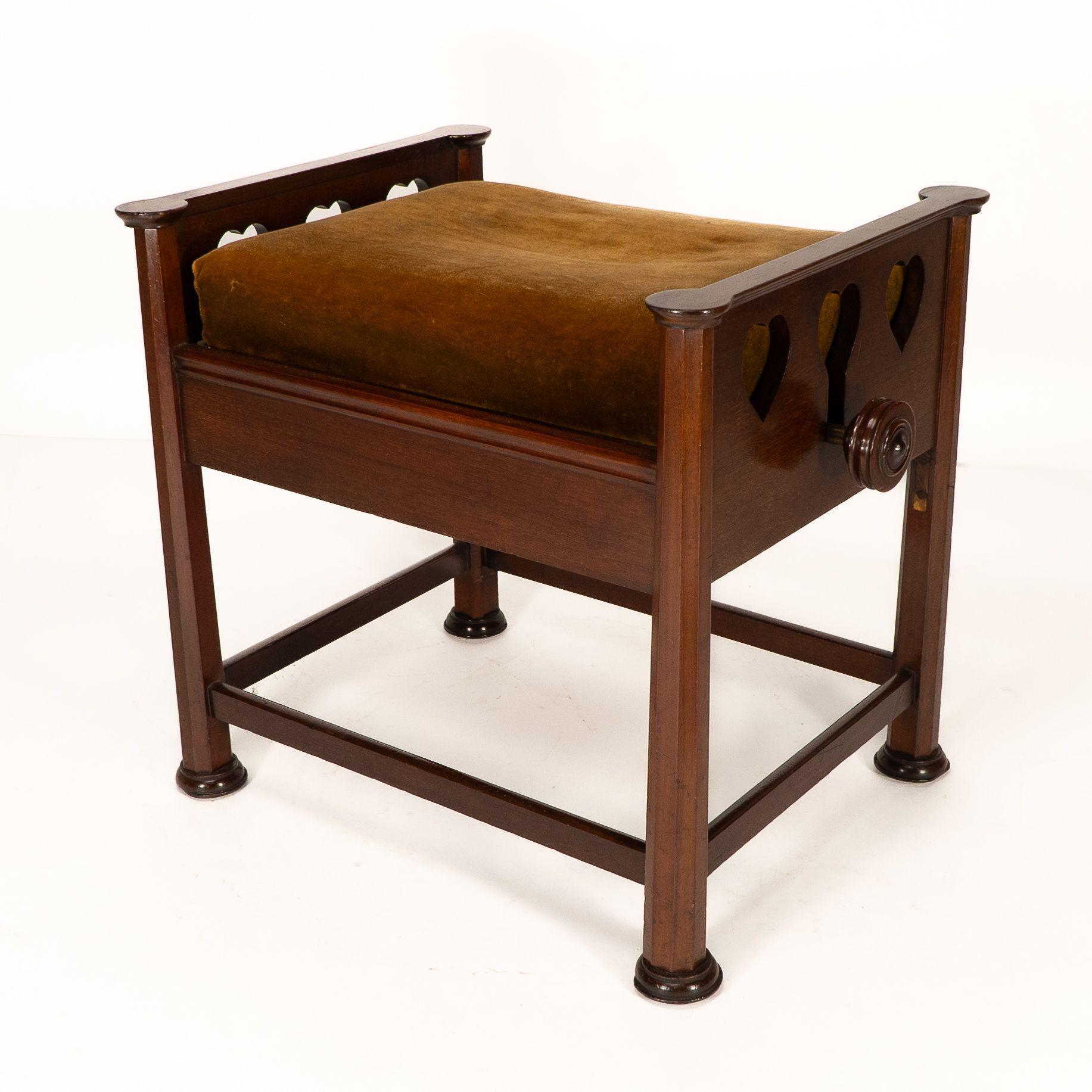 J.S. Henry al estilo de Voysey. Un taburete de piano ajustable de nogal Arts & Crafts en venta 1