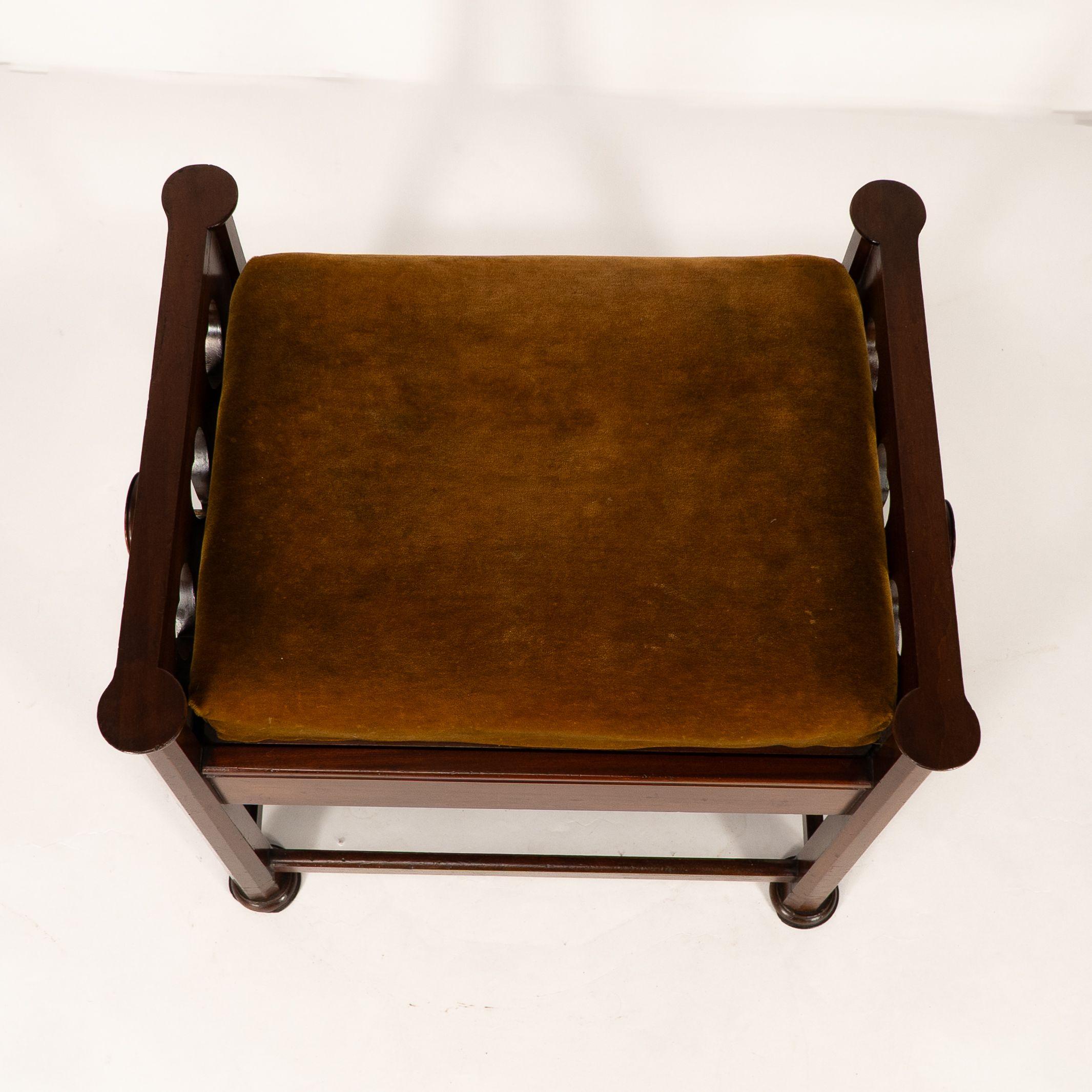 J.S. Henry al estilo de Voysey. Un taburete de piano ajustable de nogal Arts & Crafts en venta 2
