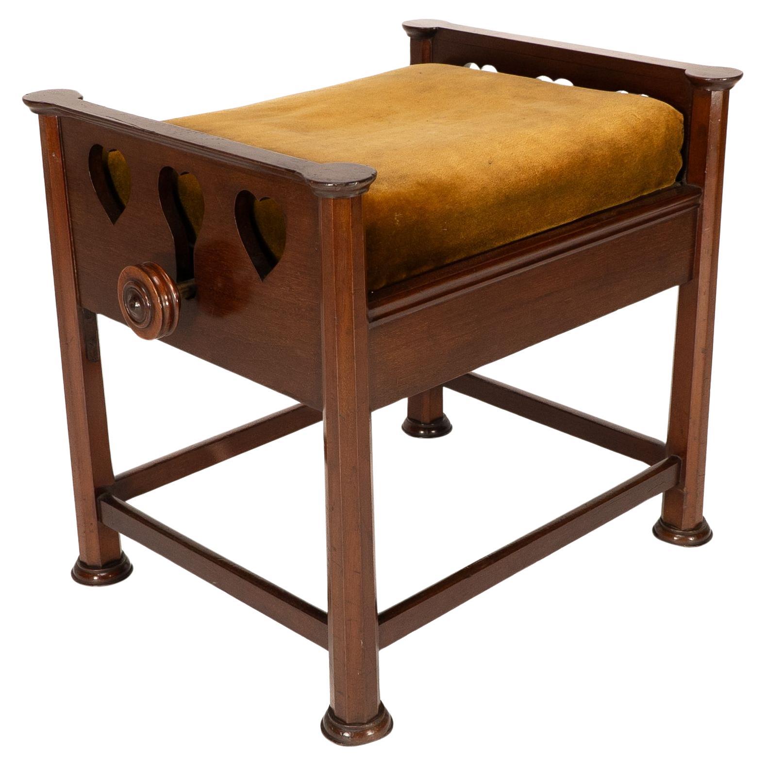 J.S. Henry nello stile di Voysey. Uno sgabello per pianoforte regolabile in legno di noce Arts & Crafts