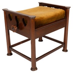 J S Henry dans le style de Voysey Tabouret de piano réglable en noyer de style Arts & Crafts
