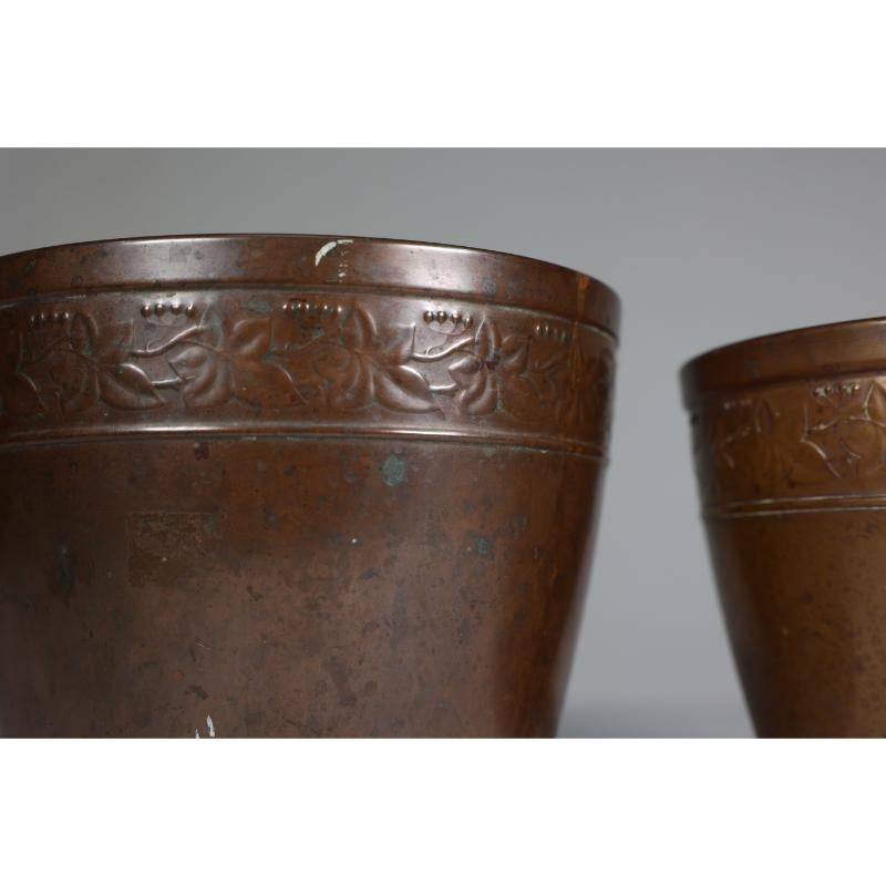 J S & Sons. A pair of Arts and Crafts copper planter with floral decoration For Sale 3