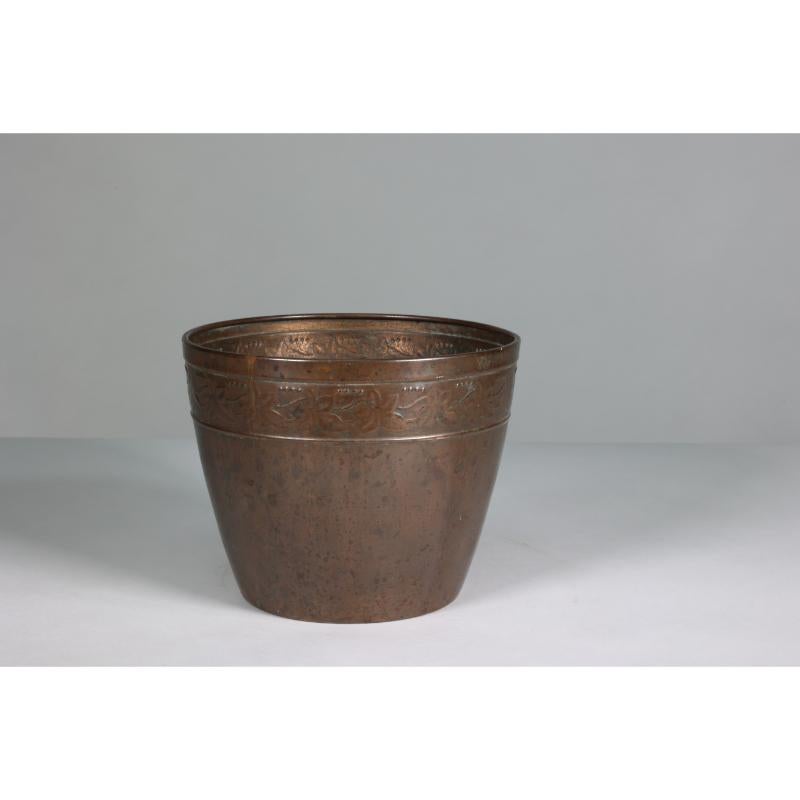 J S & Sons. A pair of Arts and Crafts copper planter with floral decoration In Good Condition For Sale In London, GB