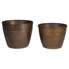 J S & Sons. Paar Arts and Crafts-Pflanzgefäße aus Kupfer mit Blumendekoration