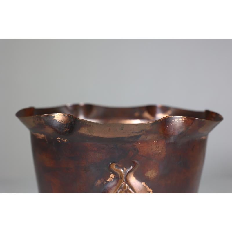 Joseph Sankey & Sons Large Arts & Crafts copper planter with embossed flower pod For Sale 3