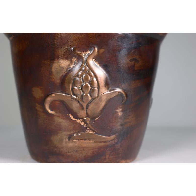 Joseph Sankey & Sons Large Arts & Crafts copper planter with embossed flower pod For Sale 6