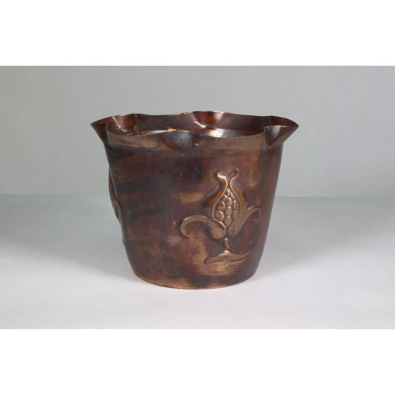 Arts and Crafts Joseph Sankey & Sons Large Arts & Crafts copper planter with embossed flower pod For Sale