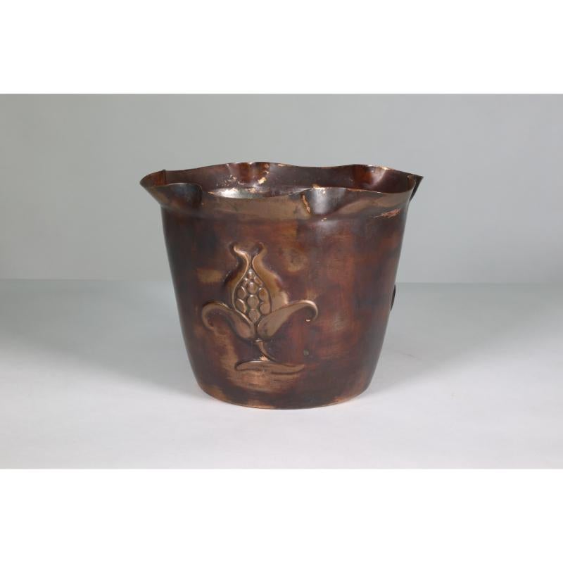 English Joseph Sankey & Sons Large Arts & Crafts copper planter with embossed flower pod For Sale