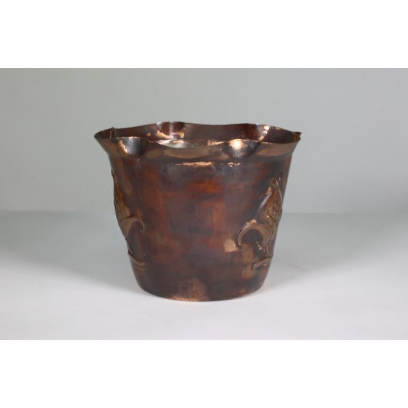 Joseph Sankey & Sons Large Arts & Crafts copper planter with embossed flower pod In Good Condition For Sale In London, GB