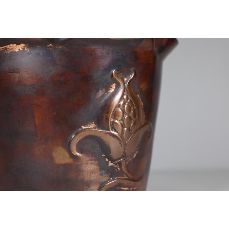 Joseph Sankey & Sons Large Arts & Crafts copper planter with embossed flower pod For Sale 4