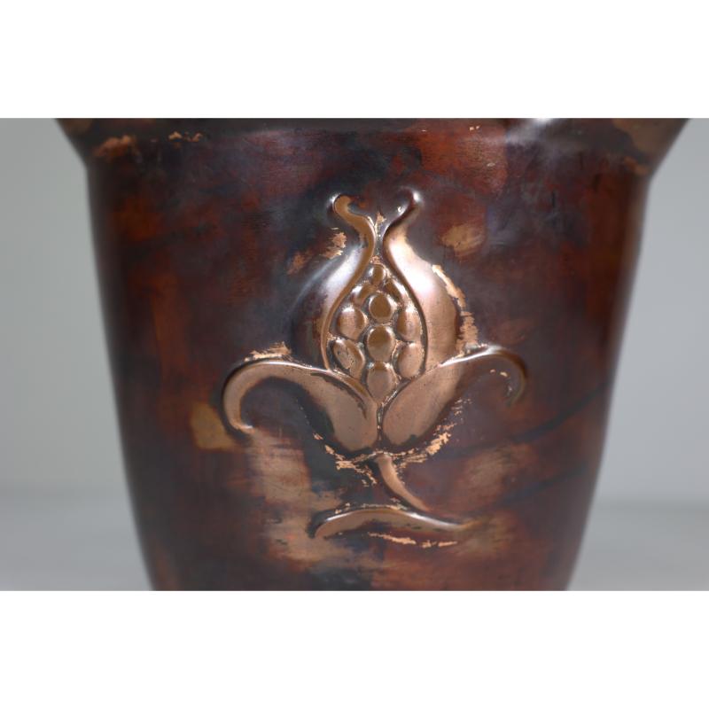 Joseph Sankey & Sons Large Arts & Crafts copper planter with embossed flower pod For Sale 5