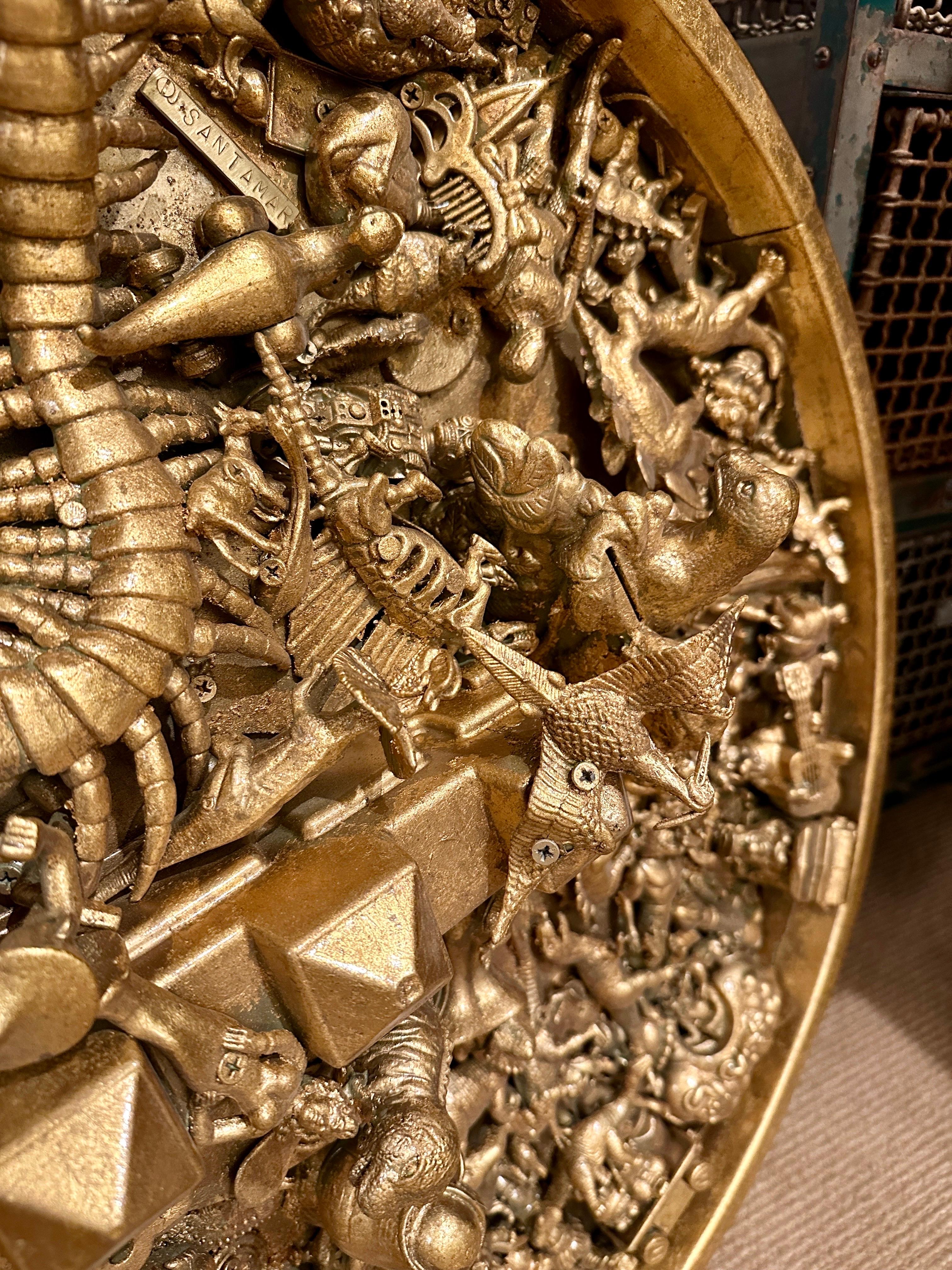Mid-Century moderno J. Scultura da parete giocattolo d'oro firmata Santamarina in vendita