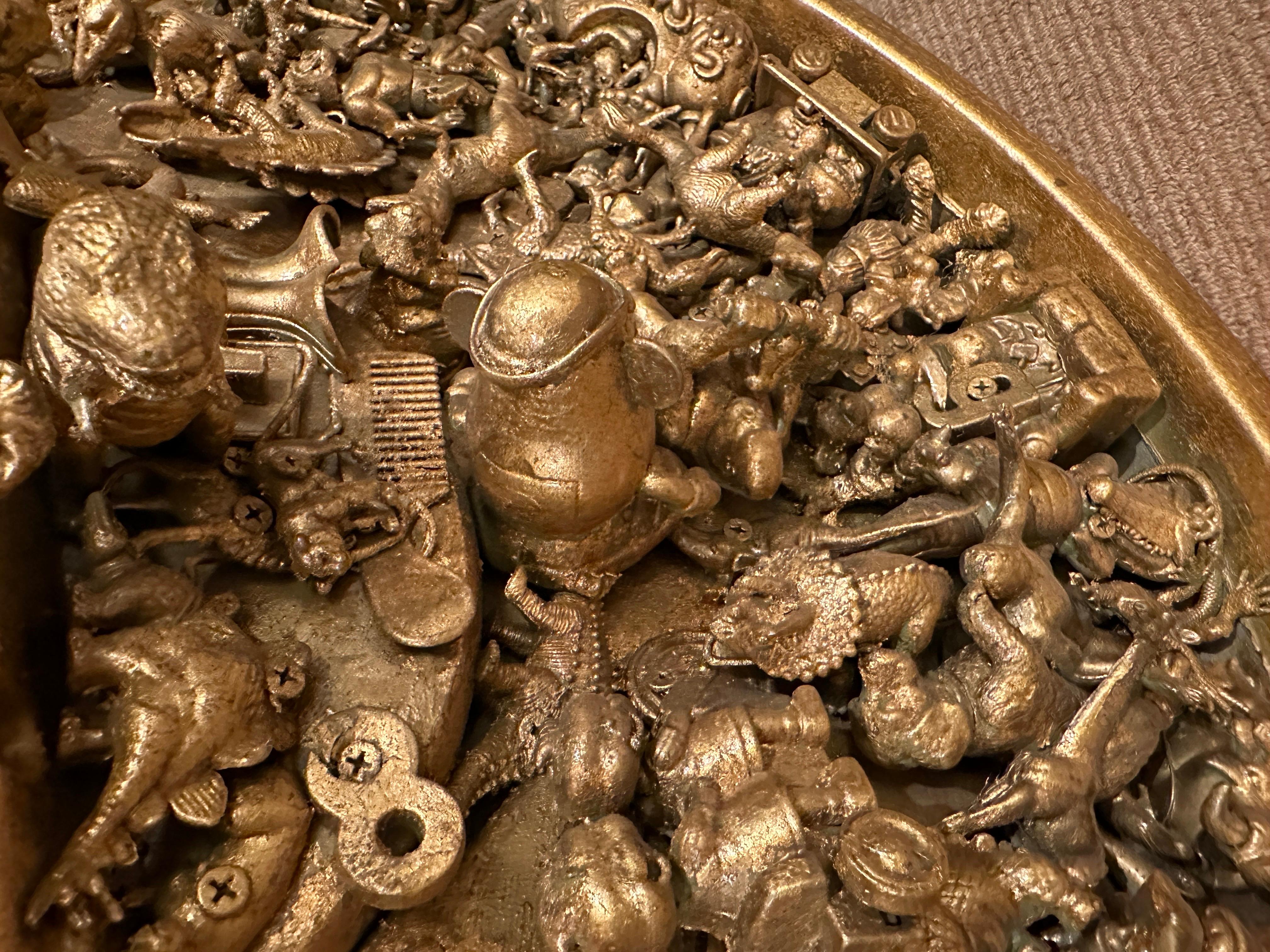 Colombiano J. Scultura da parete giocattolo d'oro firmata Santamarina in vendita