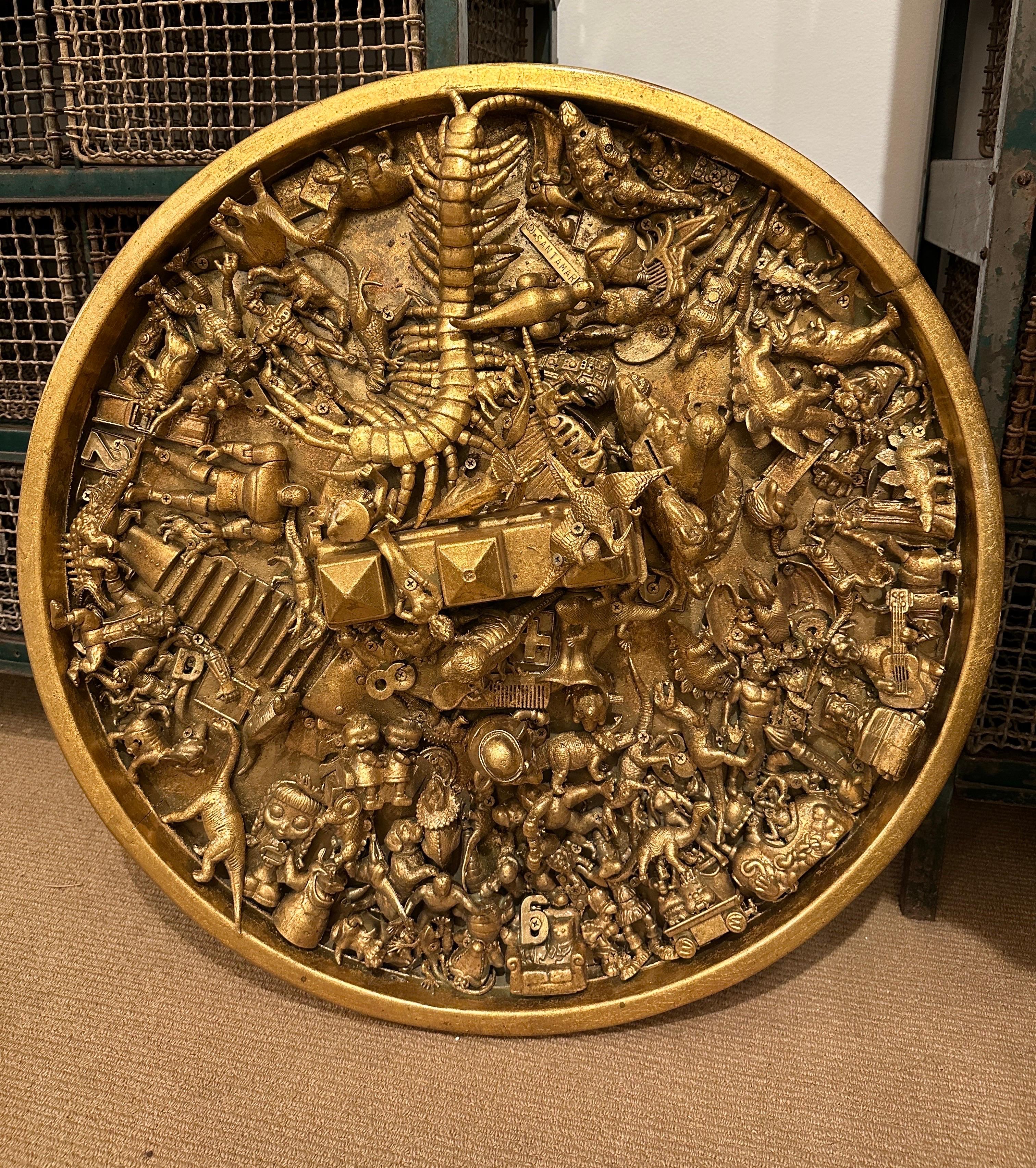 Dorato J. Scultura da parete giocattolo d'oro firmata Santamarina in vendita