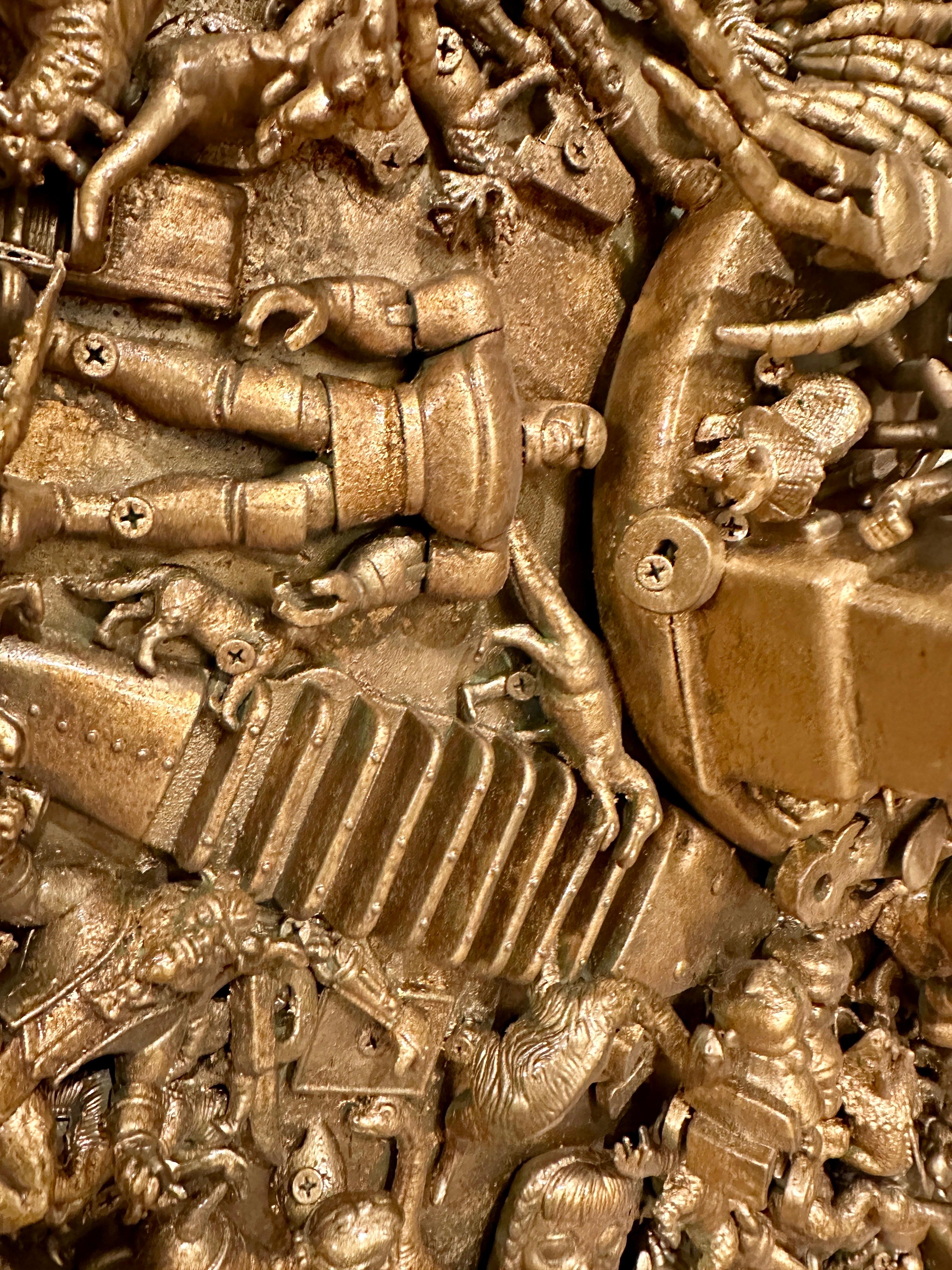 J. Scultura da parete giocattolo d'oro firmata Santamarina In condizioni buone in vendita a North Miami, FL
