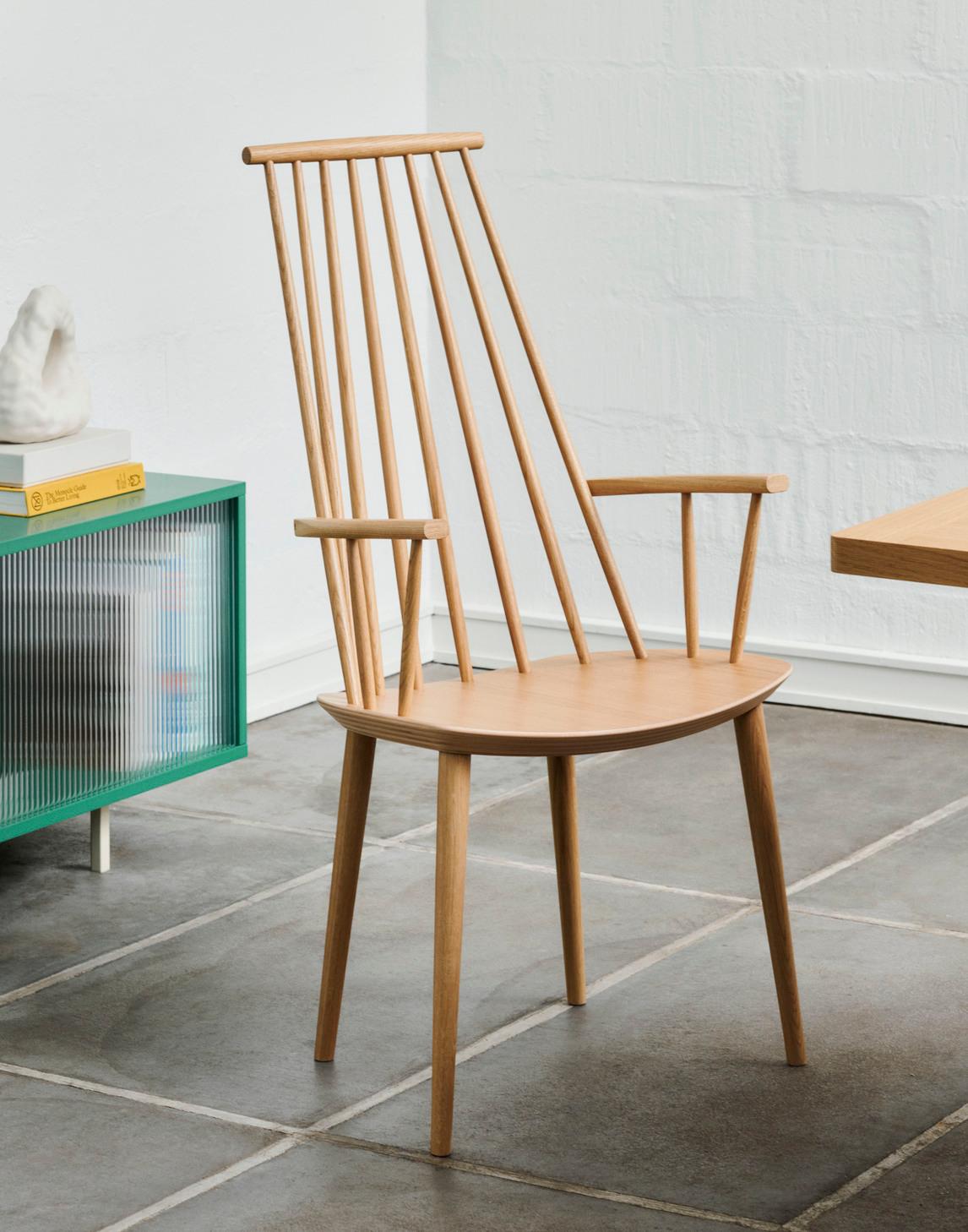 Con la comodidad de una silla de salón y la funcionalidad de una silla de comedor, la silla J110 de Poul M. Volther ofrece a partes iguales estética y funcionalidad. Las largas barras del respaldo y los reposabrazos curvados crean una expresión