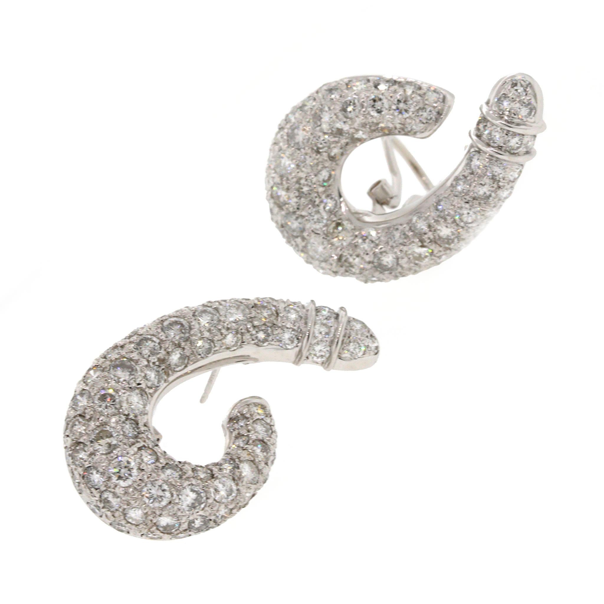 J-förmige Diamant-Ohrringe im Zustand „Gut“ im Angebot in New York, NY