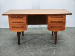 Scrivania direzionale in teak in stile Danish Modern di J. Svenstrup per A.P. Møbler, anni '60