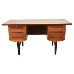 Scrivania direzionale in teak in stile Danish Modern di J. Svenstrup per A.P. Møbler, anni '60