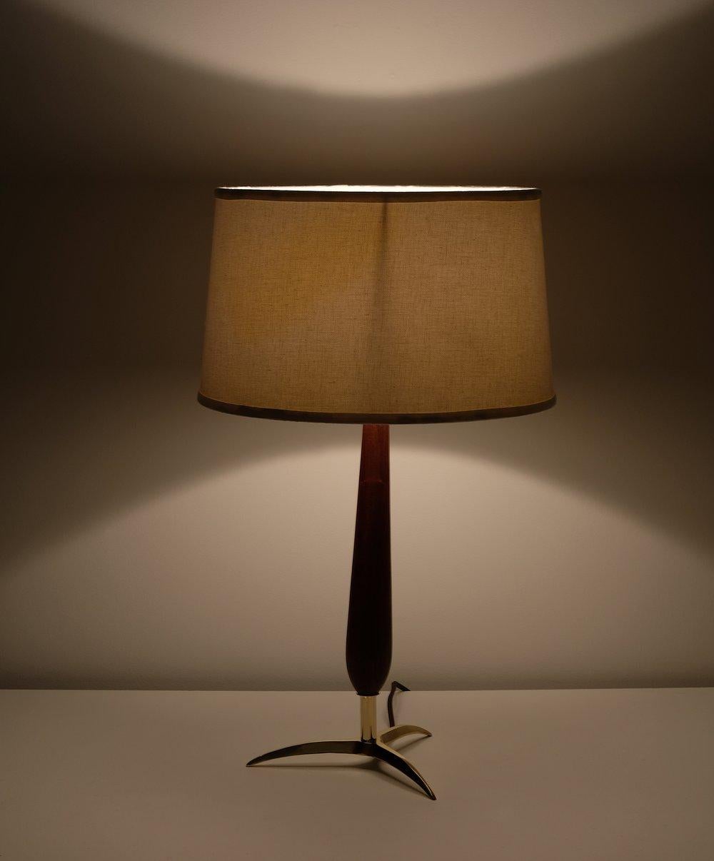 J. T. Kalmar, lampe de table en laiton et bois de rose. Ampoule à incandescence 60 watts E-26 Edison à culot moyen recommandée ou plus si LED/CFL.