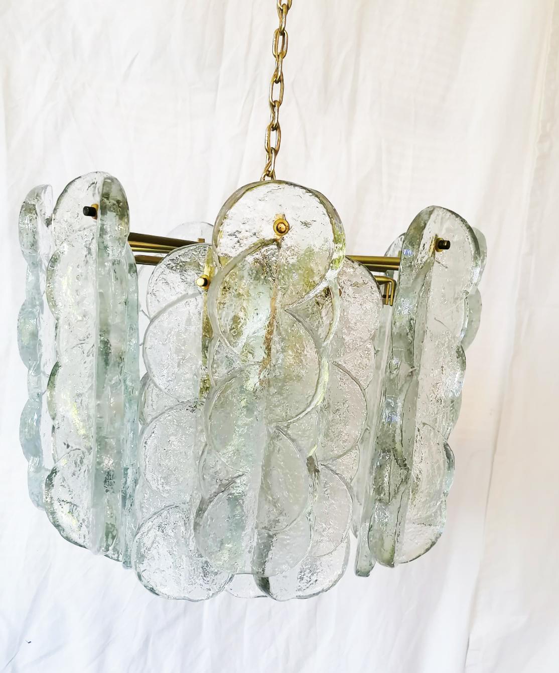 Citrus chandelier designed by J.T. Kalmar and manufactured by Kalmar in Austria. Brass frame withe 23 thick clear textured glass panels, Fitted with 6 E27 sockets. H 46 cm without chain, chain 136 cm, total 190 cm, diameter 50 cm. Excellent original