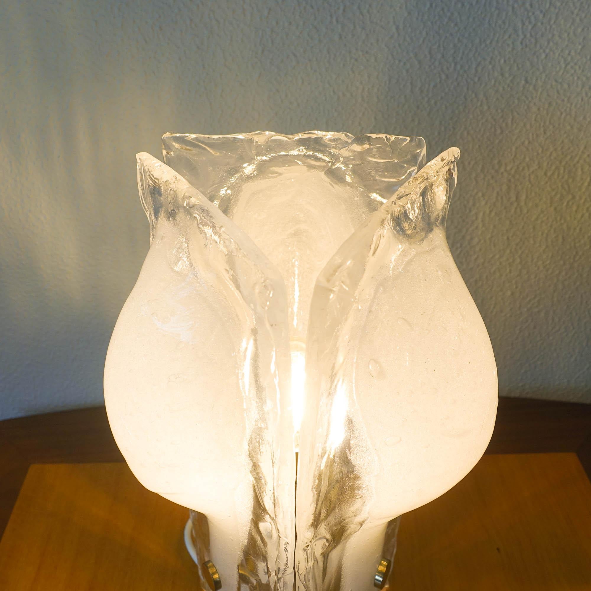 J. T. Kalmar Drei-Blüten-Eisblüten-Tischlampe aus geschmelzendem Glas, 1960er Jahre im Angebot 7