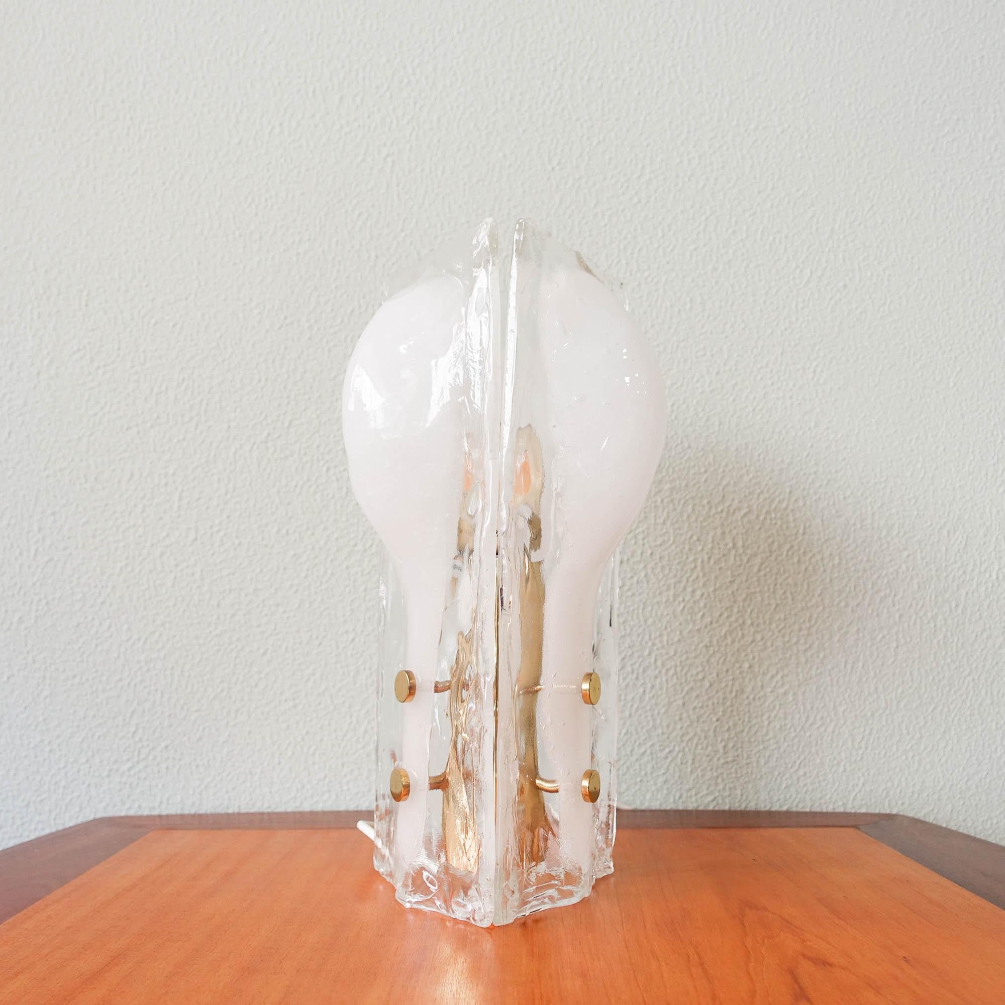 J. T. Kalmar Drei-Blüten-Eisblüten-Tischlampe aus geschmelzendem Glas, 1960er Jahre (Österreichisch) im Angebot