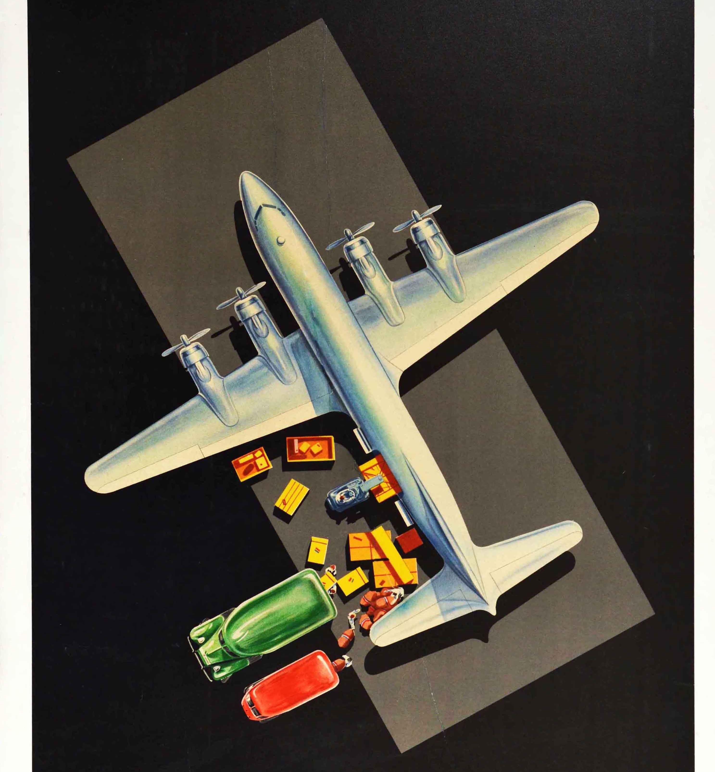 Original-Werbeplakat - Your Freight von KLM Royal Dutch Airlines - mit einem großartigen Design aus der Mitte des Jahrhunderts, das ein Doppelpropeller-Frachtflugzeug auf einer grauen Landebahn mit Flughafenpersonal zeigt, das Kisten, Verschläge und