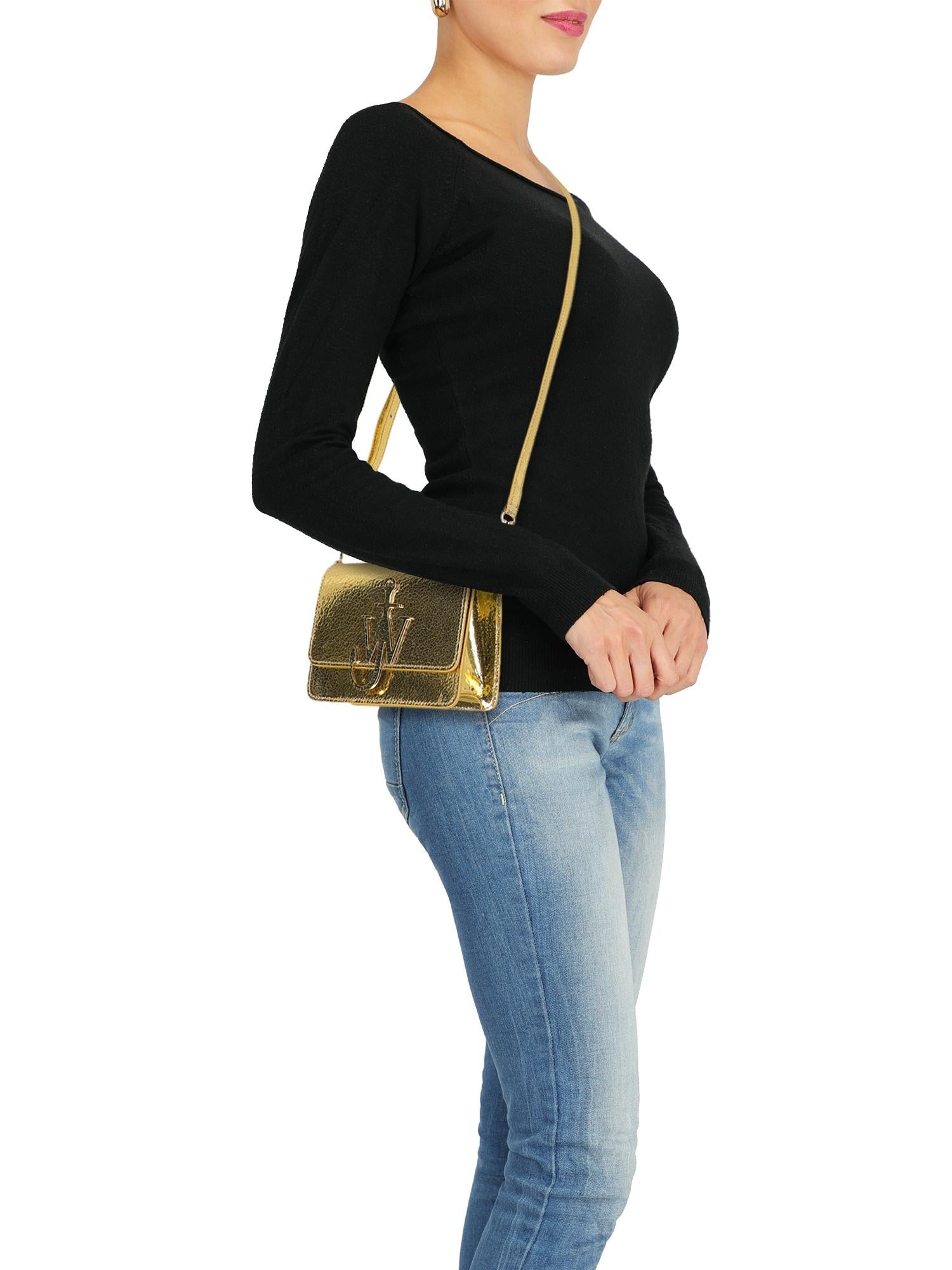 Woman, leather, solid color, crinkle effect, front logo, magnetic closure, gold-tone hardware, evening

Includes:
- Shoulder strap
- Dust bag

Product Condition: Excellent
Hardware: negligible mark.

Measurements:
Height: 12 cm
Depth: 5 cm
Width: 16