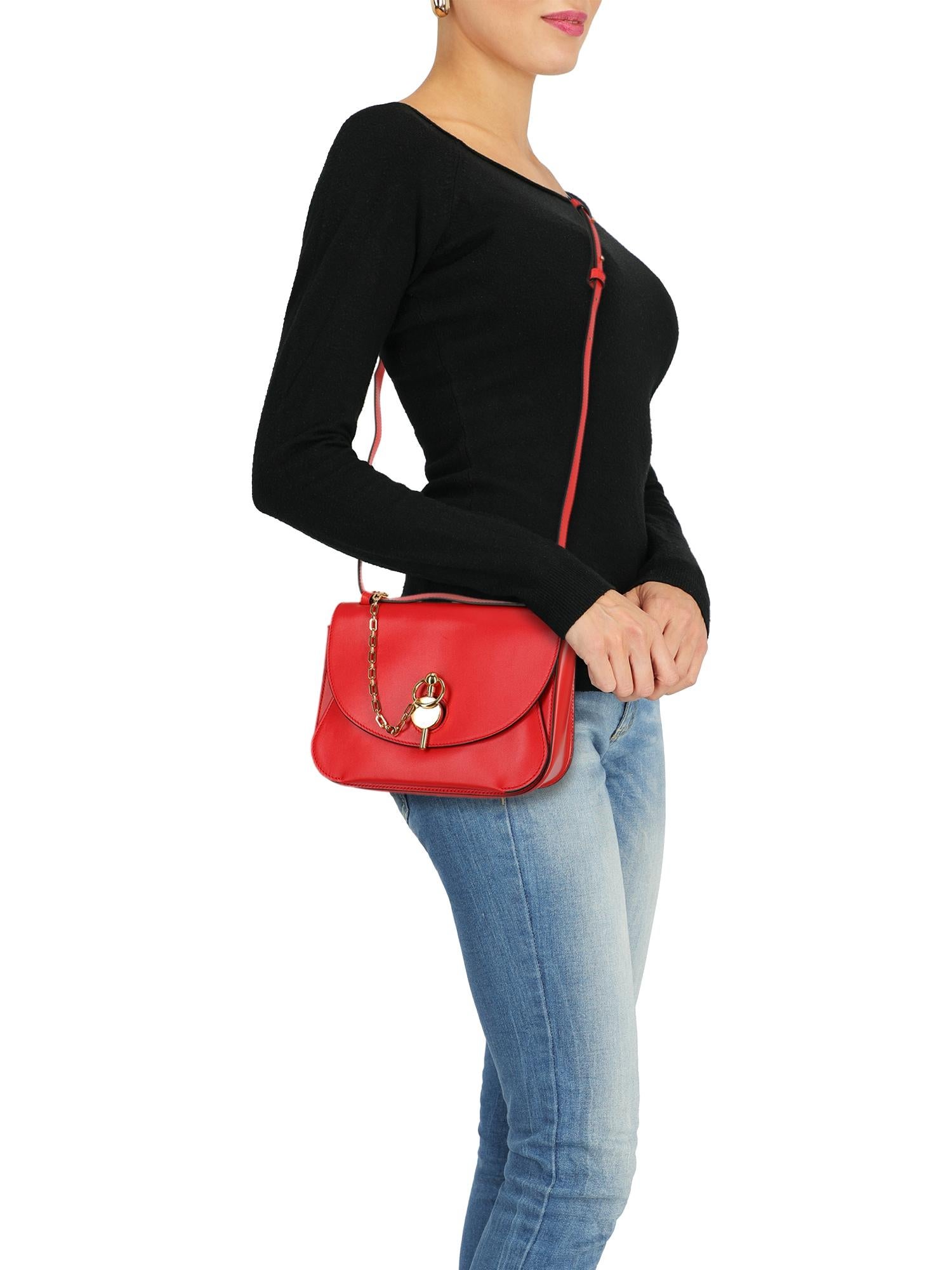Cross body bag, leather, solid color, front logo, clasp closure, gold-tone hardware, internal slip pocket, internal pocket

Includes:
- Dust bag

Product Condition: Excellent
Lining: negligible stains. External Leather: slightly visible