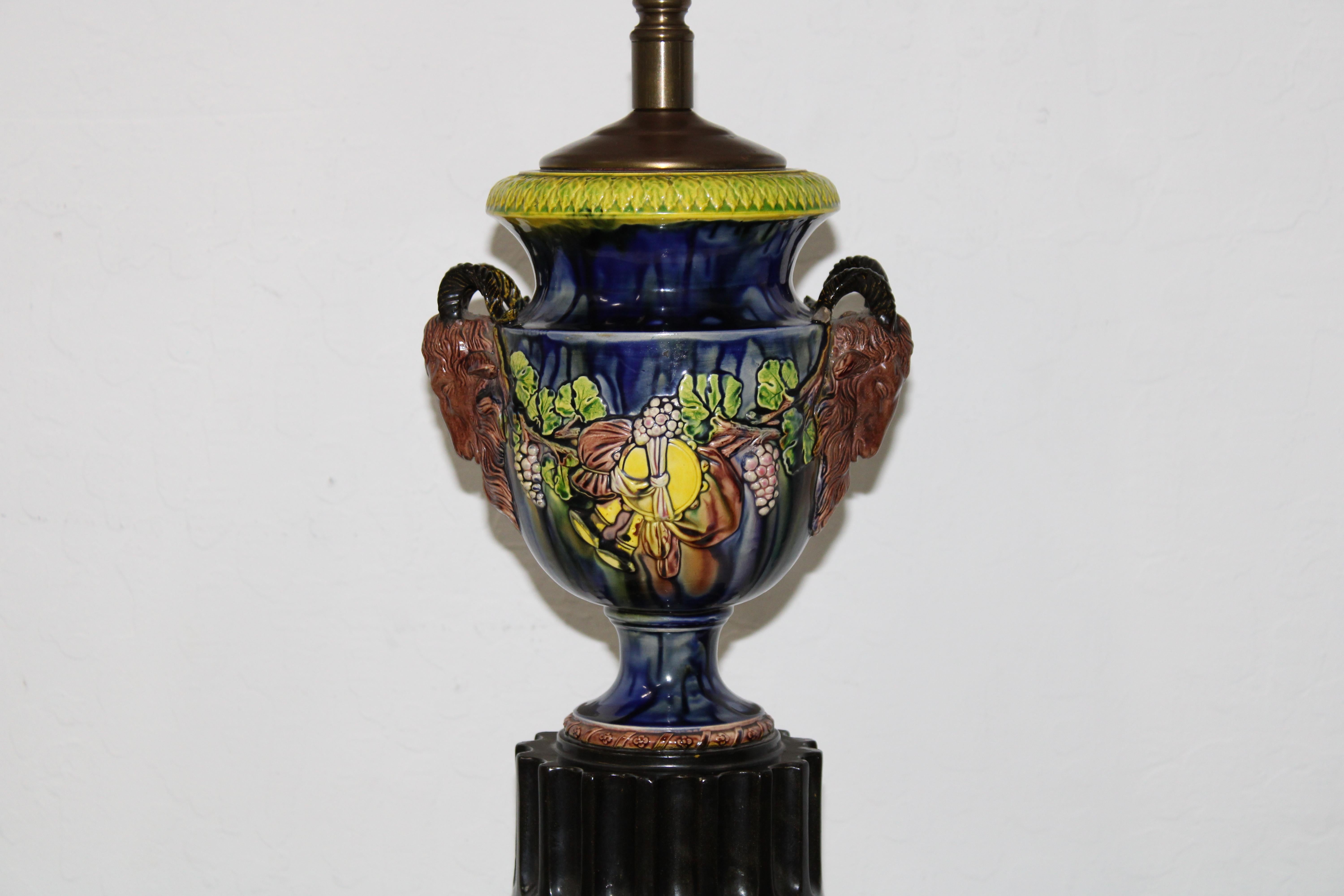 C. Ende 19. Jahrhundert - Anfang 20. Jahrhundert.

J. W. Trushell & CO. Aus Metall gefertigte Lampe.