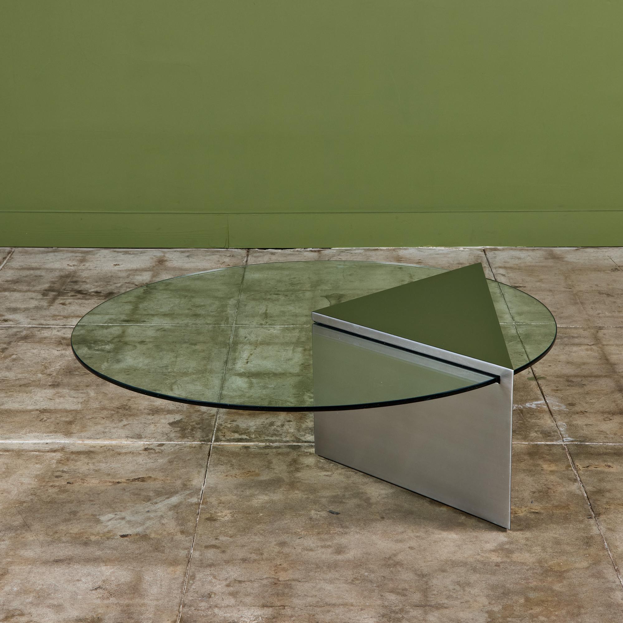 Table basse conçue par J. Wade Beam pour Brueton of New York. L'entreprise a été la première à utiliser l'acier inoxydable dans l'ameublement, et cet exemple est typique des conceptions de Beam qui défient la gravité. Une base triangulaire en acier