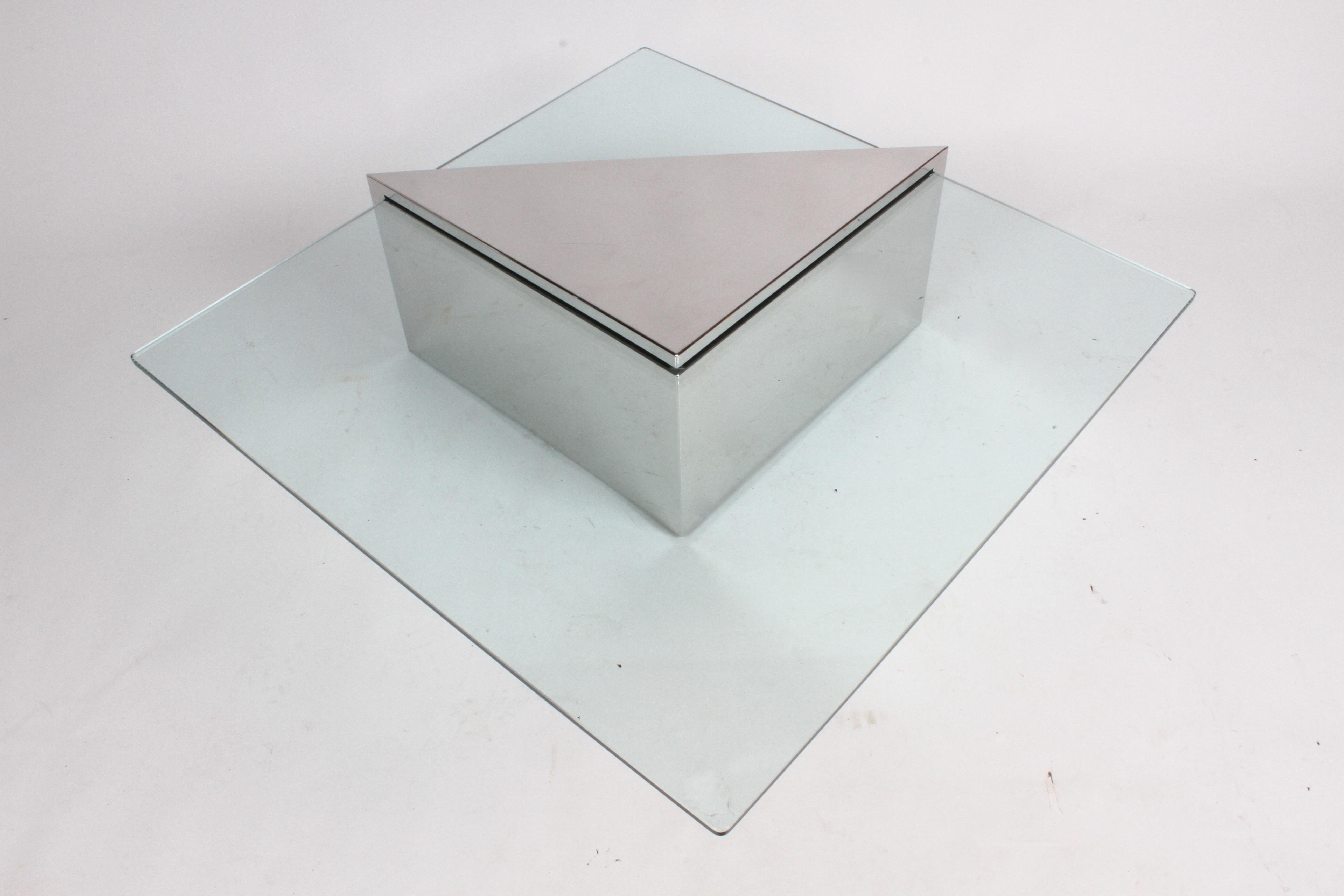 J. Wade Beam für Brueton, Couchtisch mit monolithischem dreieckigem Sockel und Glasplatte im Angebot 3