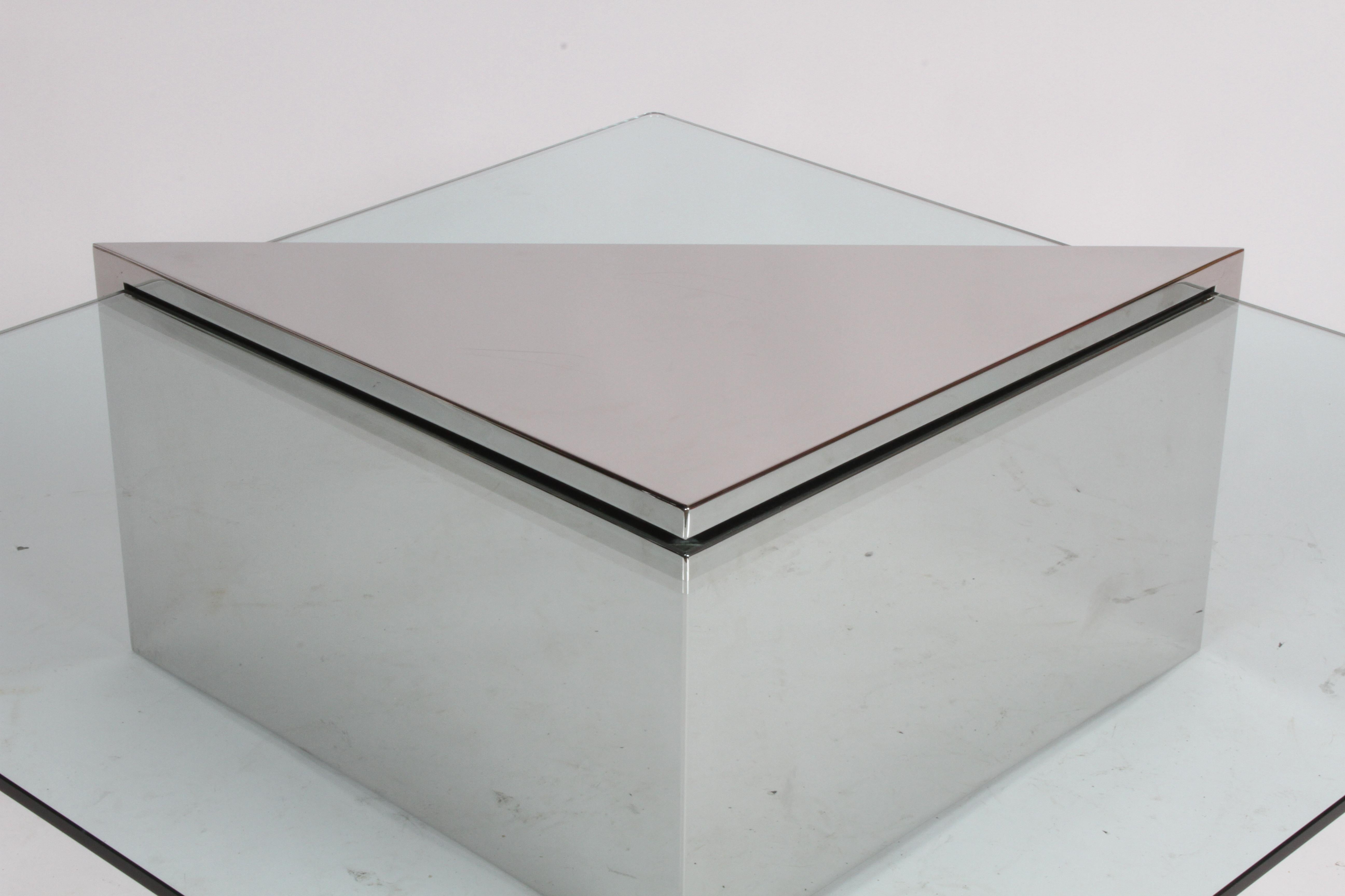 J. Wade Beam für Brueton, Couchtisch mit monolithischem dreieckigem Sockel und Glasplatte im Angebot 4