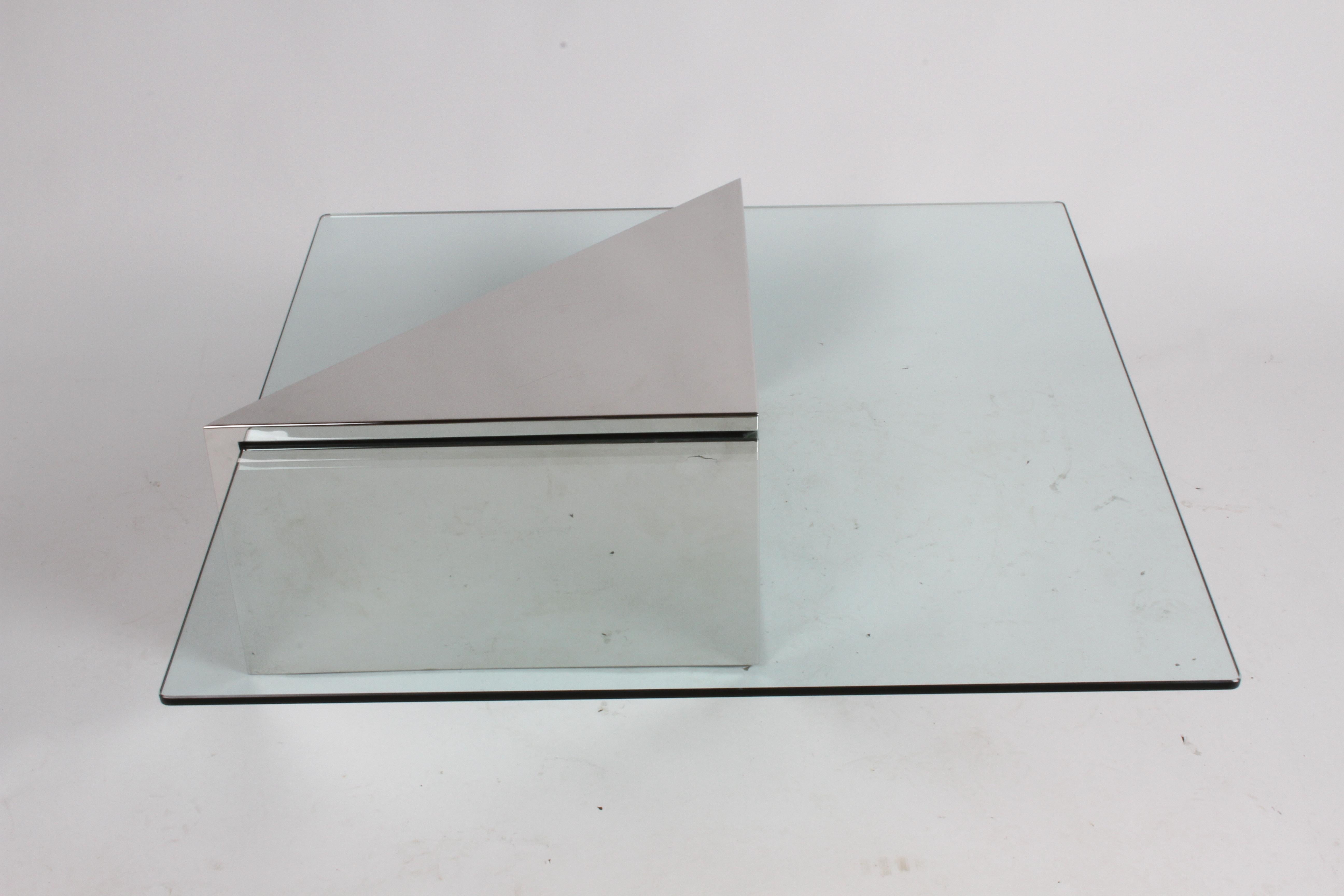 J. Wade Beam für Brueton, Couchtisch mit monolithischem dreieckigem Sockel und Glasplatte (Moderne der Mitte des Jahrhunderts) im Angebot