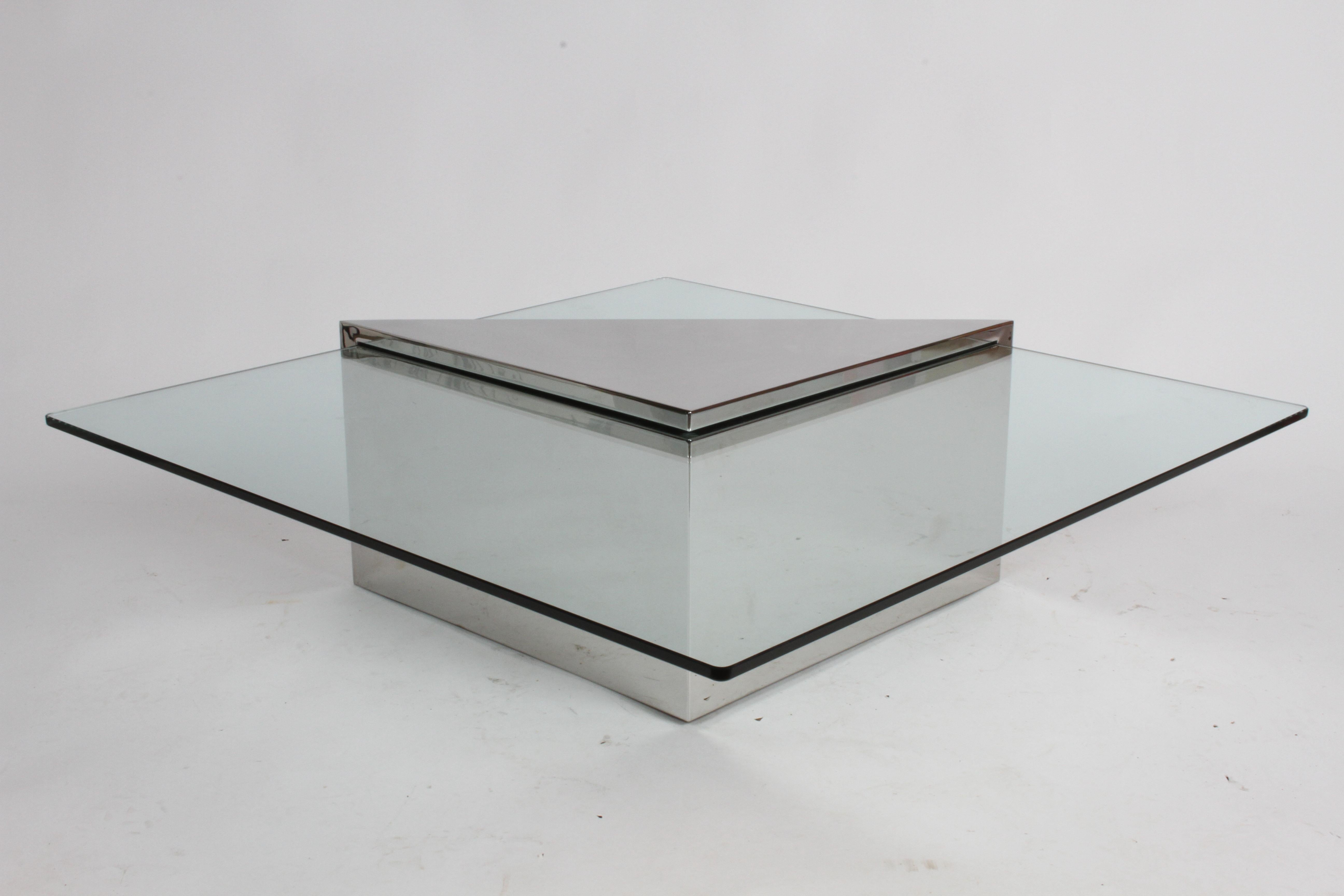 J. Wade Beam für Brueton, Couchtisch mit monolithischem dreieckigem Sockel und Glasplatte im Angebot 1