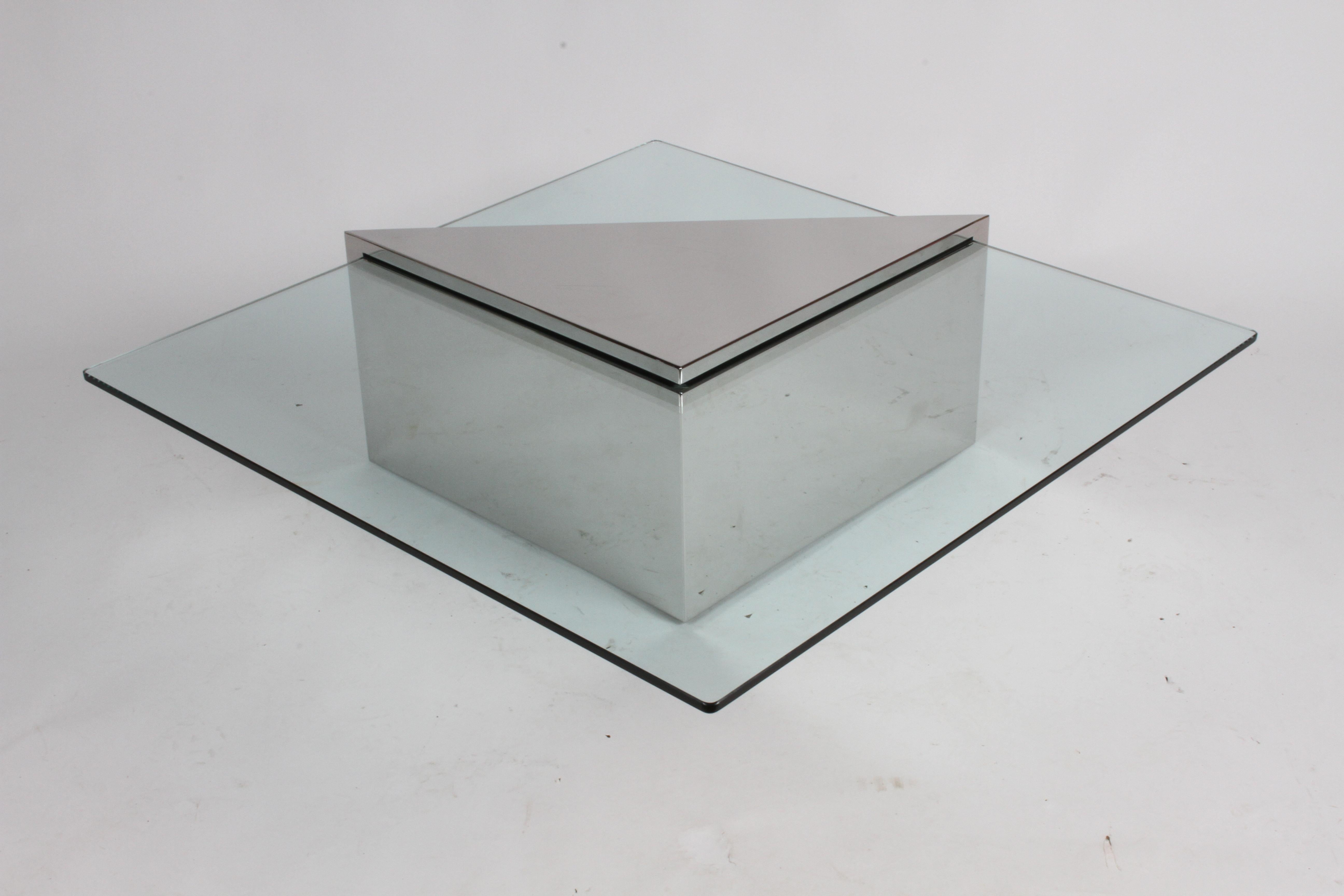 J. Wade Beam für Brueton, Couchtisch mit monolithischem dreieckigem Sockel und Glasplatte im Angebot 2