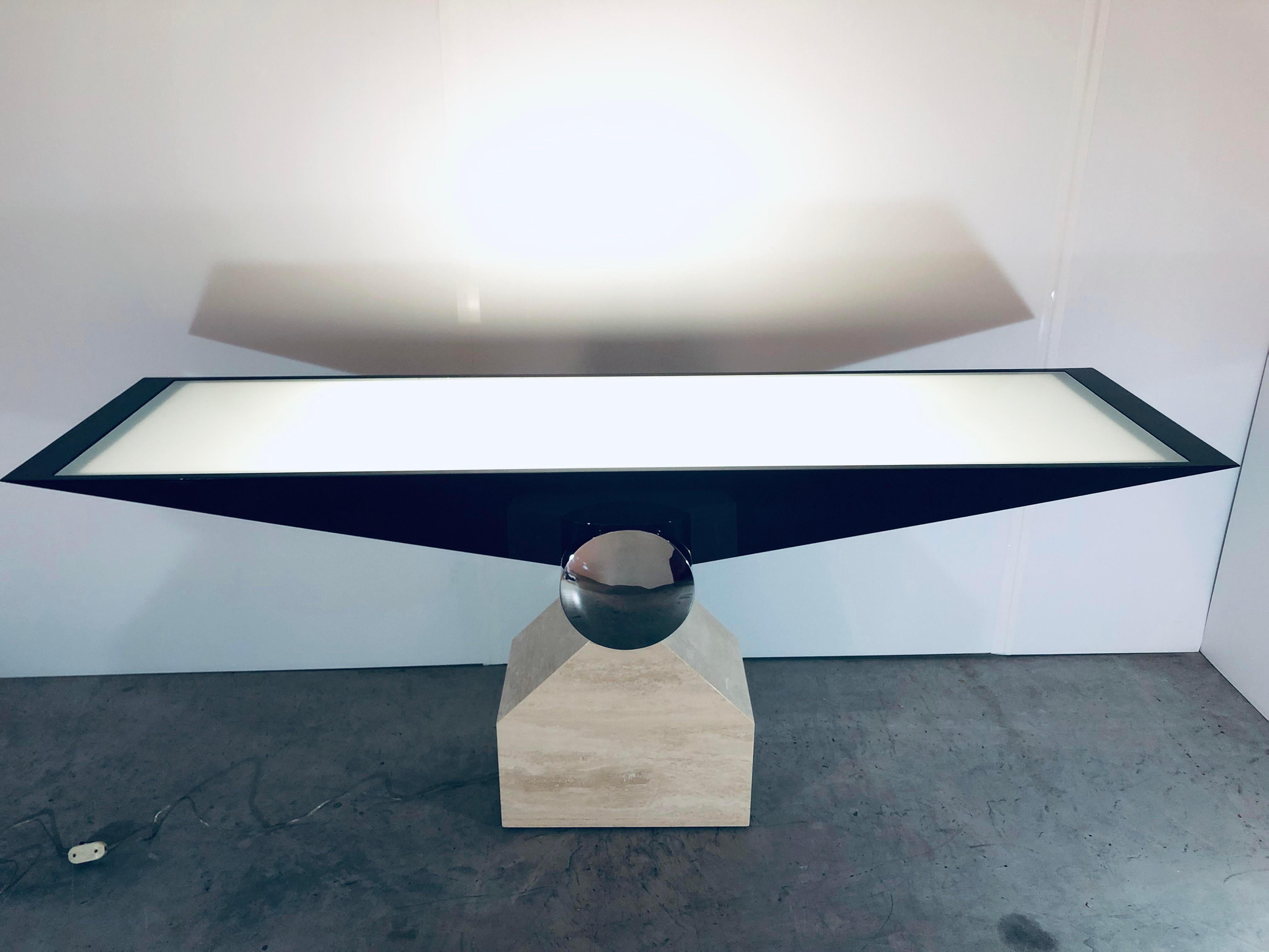Rare table console postmoderne conçue par J. Wade Beam pour Brueton. Le sommet de la pyramide inversée est en bois laqué noir avec un insert en verre sablé qui repose sur un cylindre en acier inoxydable relié à une base en travertin. La console