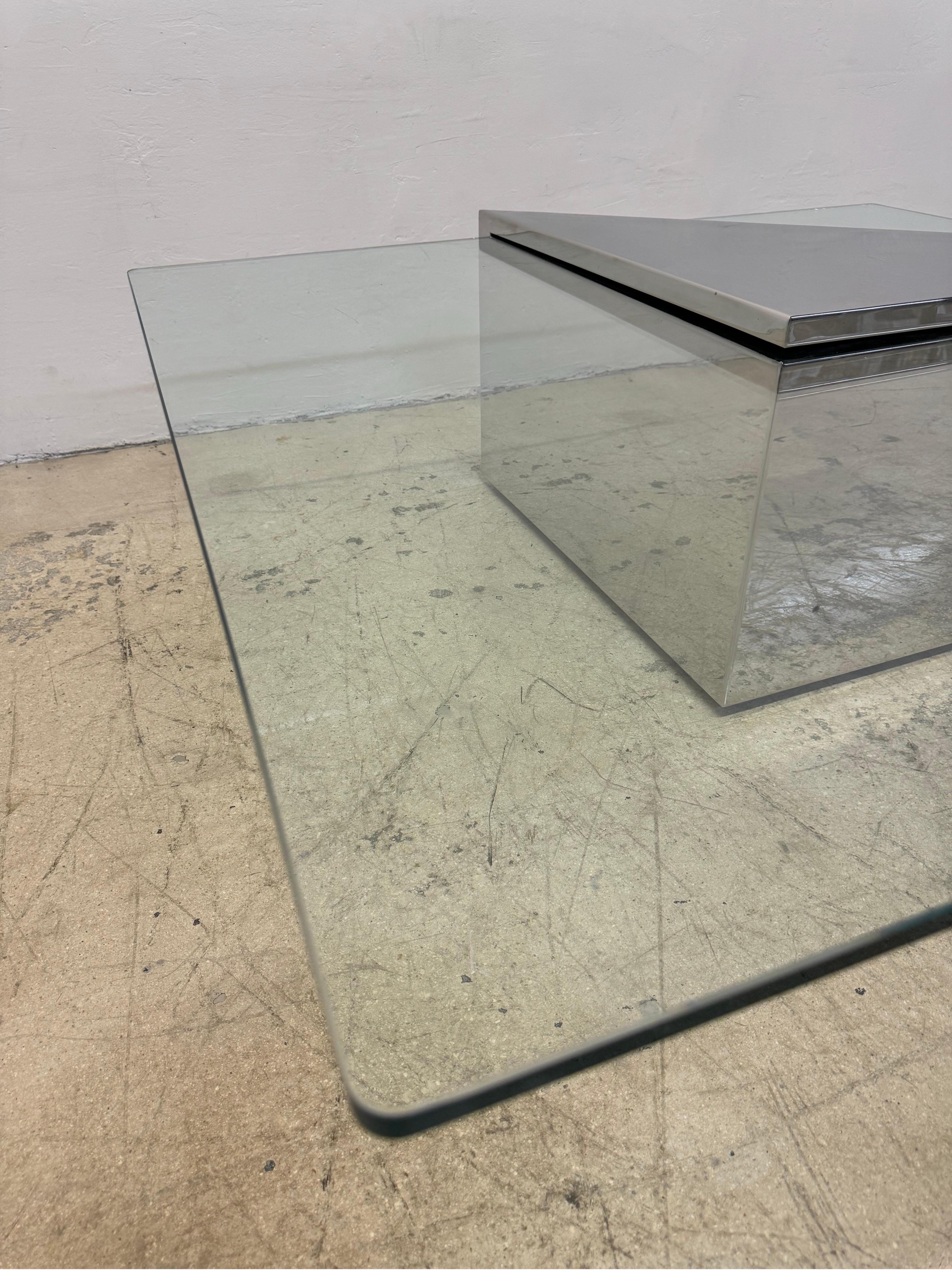 J. Table basse en acier poli et verre en porte-à-faux de Wade pour Brueton en vente 3