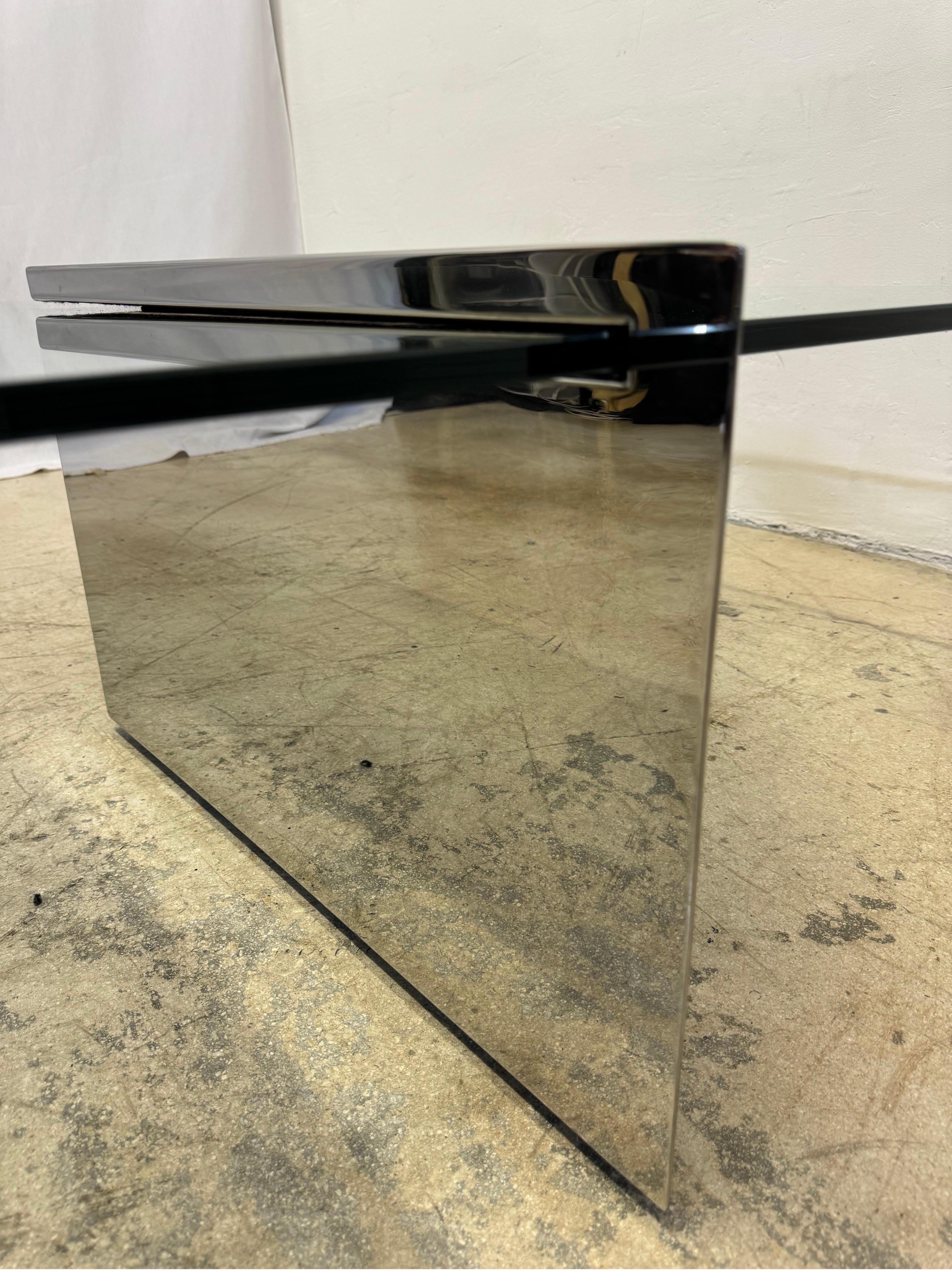 J. Table basse en acier poli et verre en porte-à-faux de Wade pour Brueton en vente 5