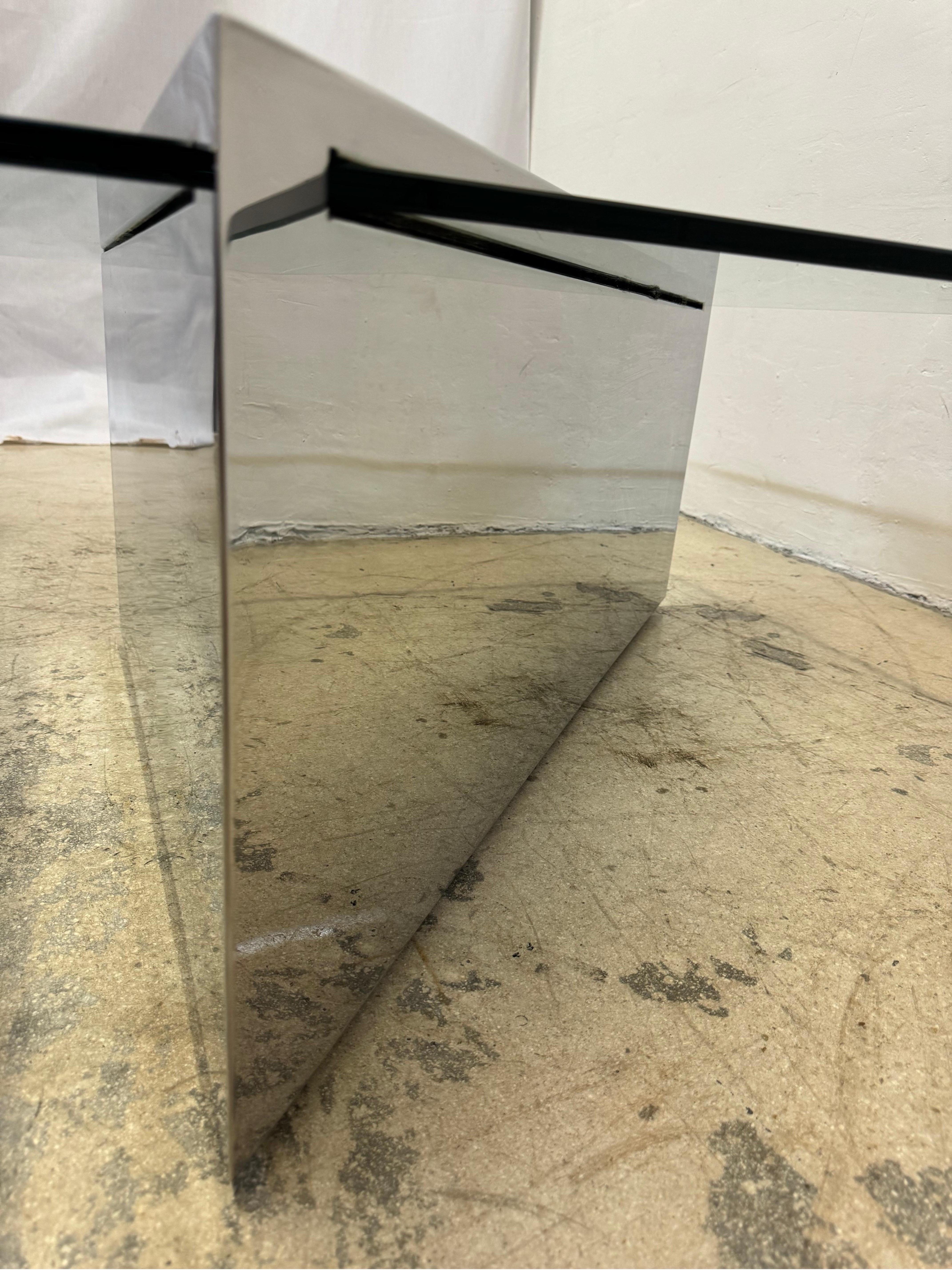 J. Table basse en acier poli et verre en porte-à-faux de Wade pour Brueton en vente 6