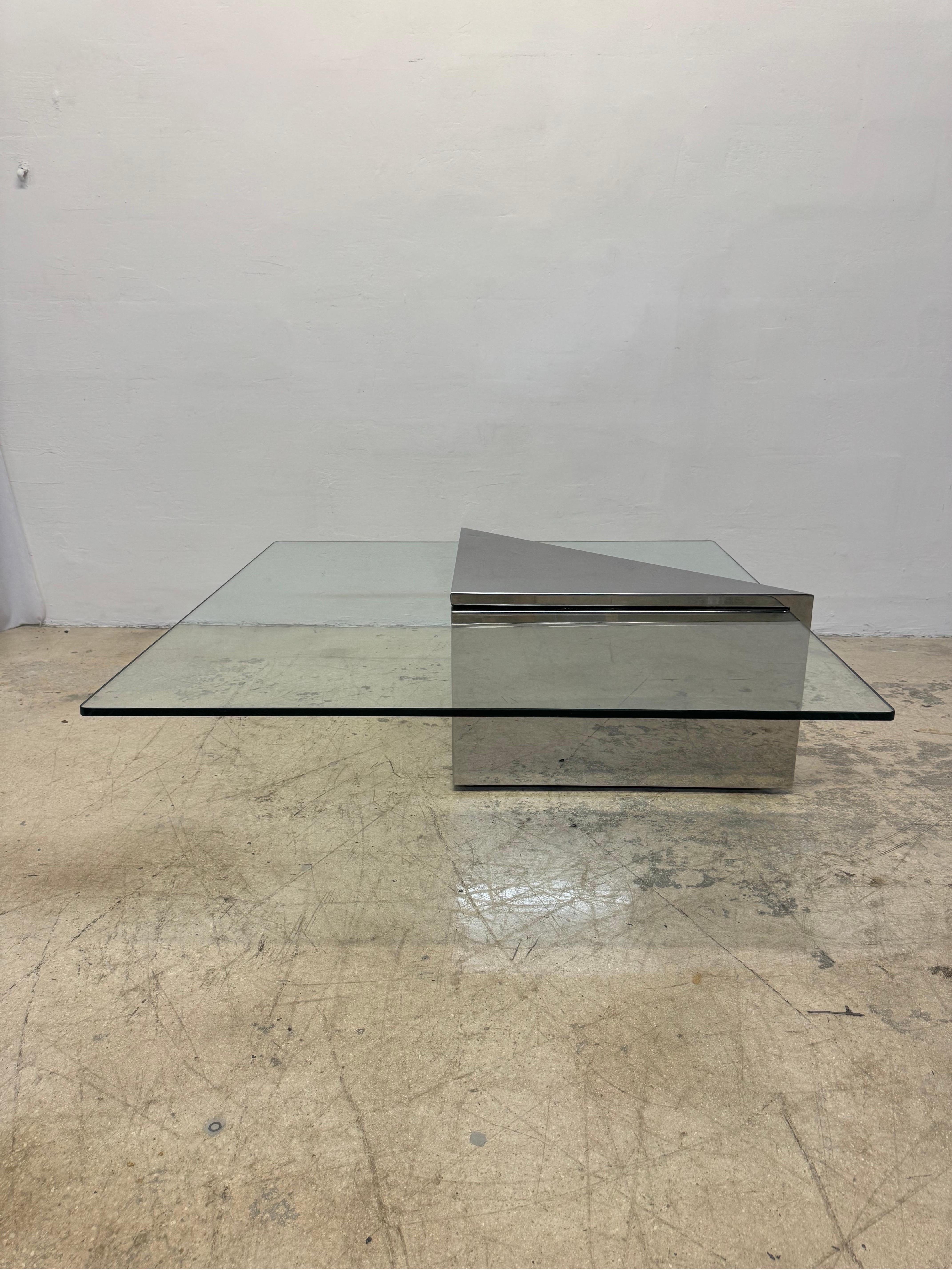 J. Table basse en acier poli et verre en porte-à-faux de Wade pour Brueton en vente 7