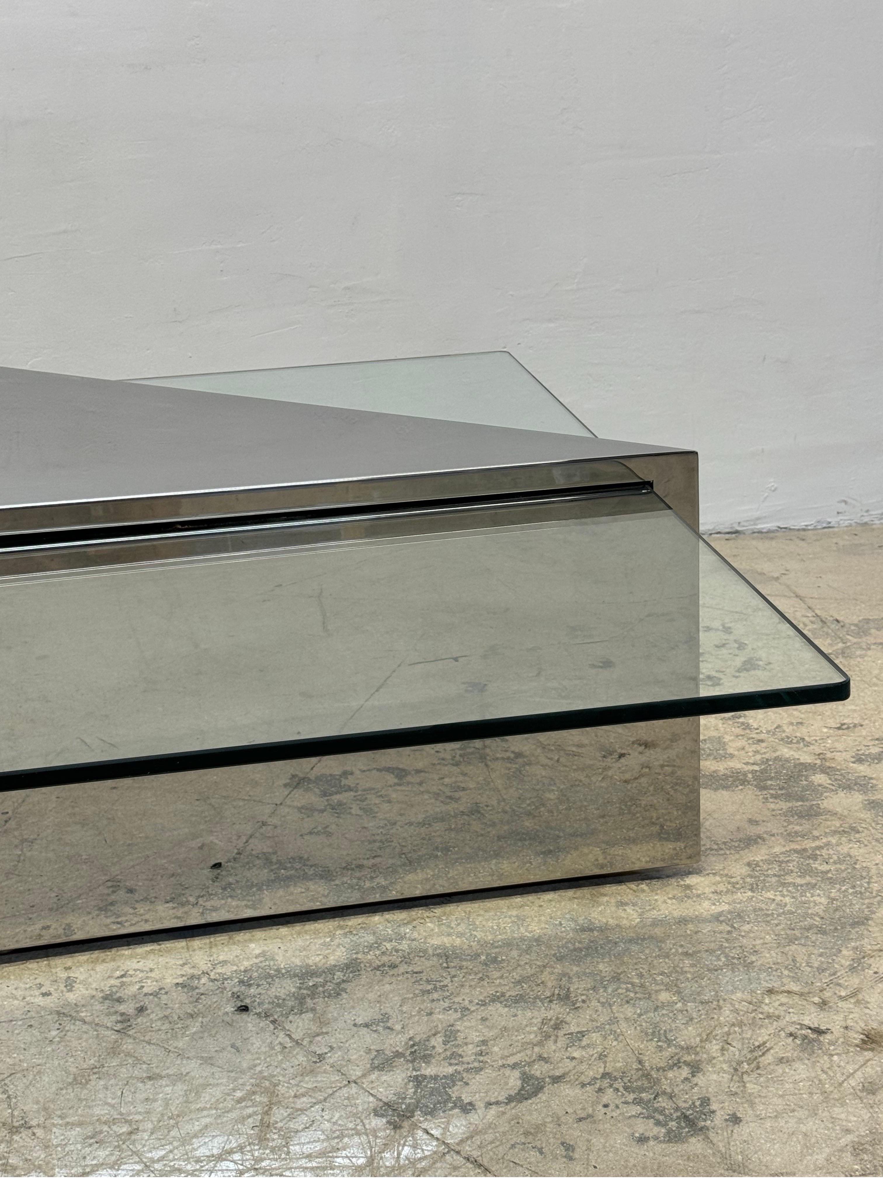 J. Table basse en acier poli et verre en porte-à-faux de Wade pour Brueton en vente 8