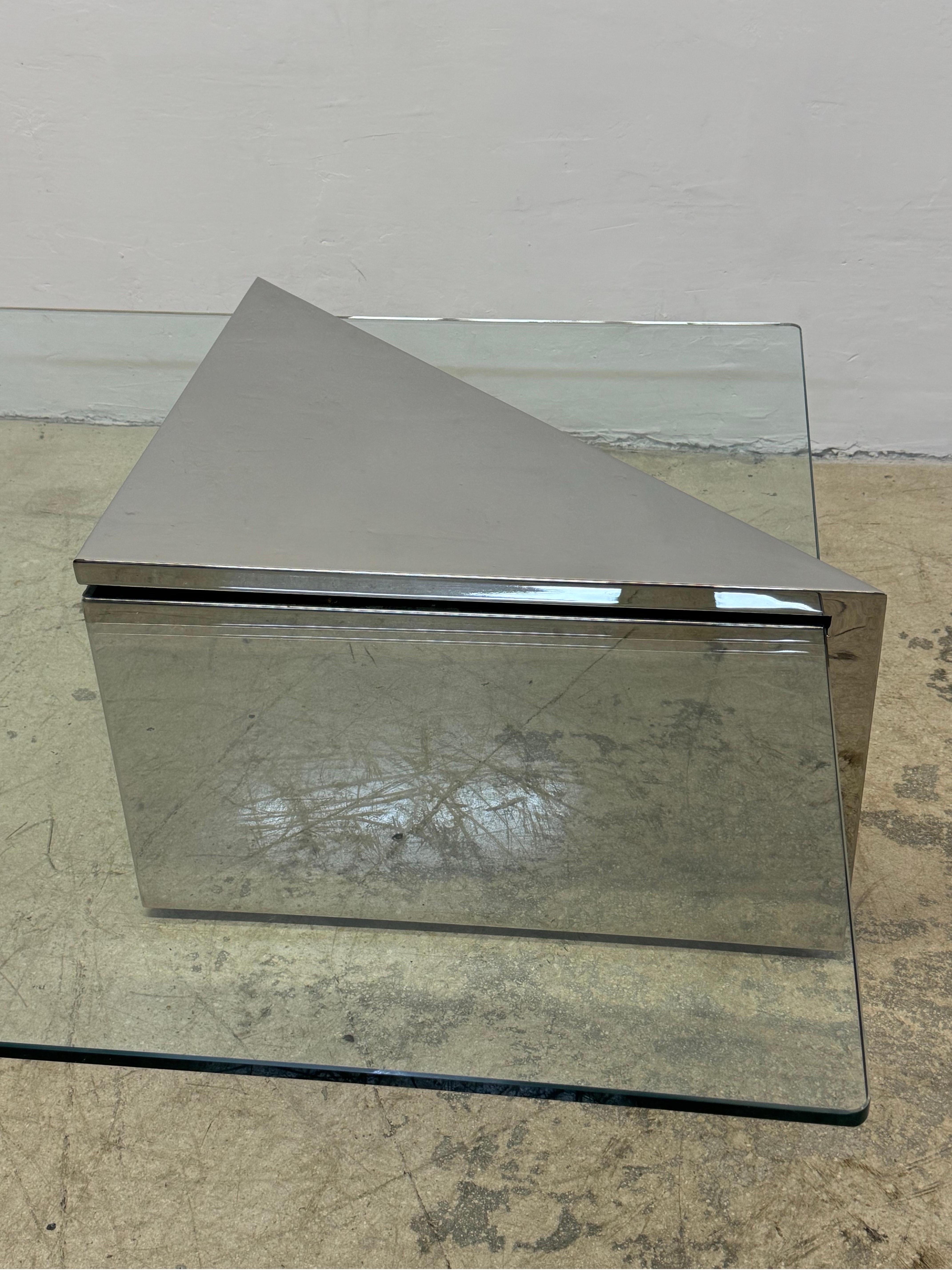 J. Table basse en acier poli et verre en porte-à-faux de Wade pour Brueton en vente 9