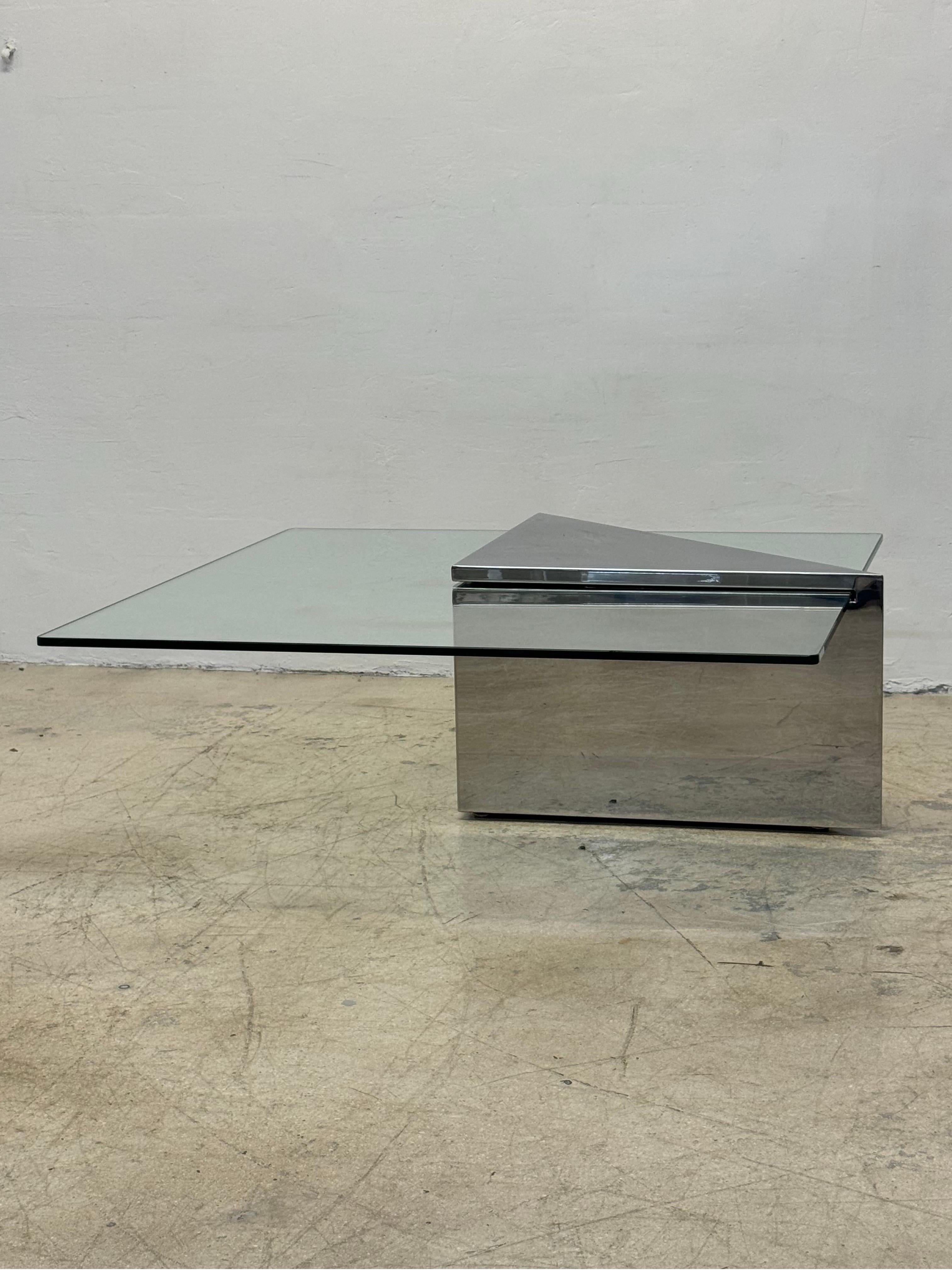 J. Table basse en acier poli et verre en porte-à-faux de Wade pour Brueton en vente 10