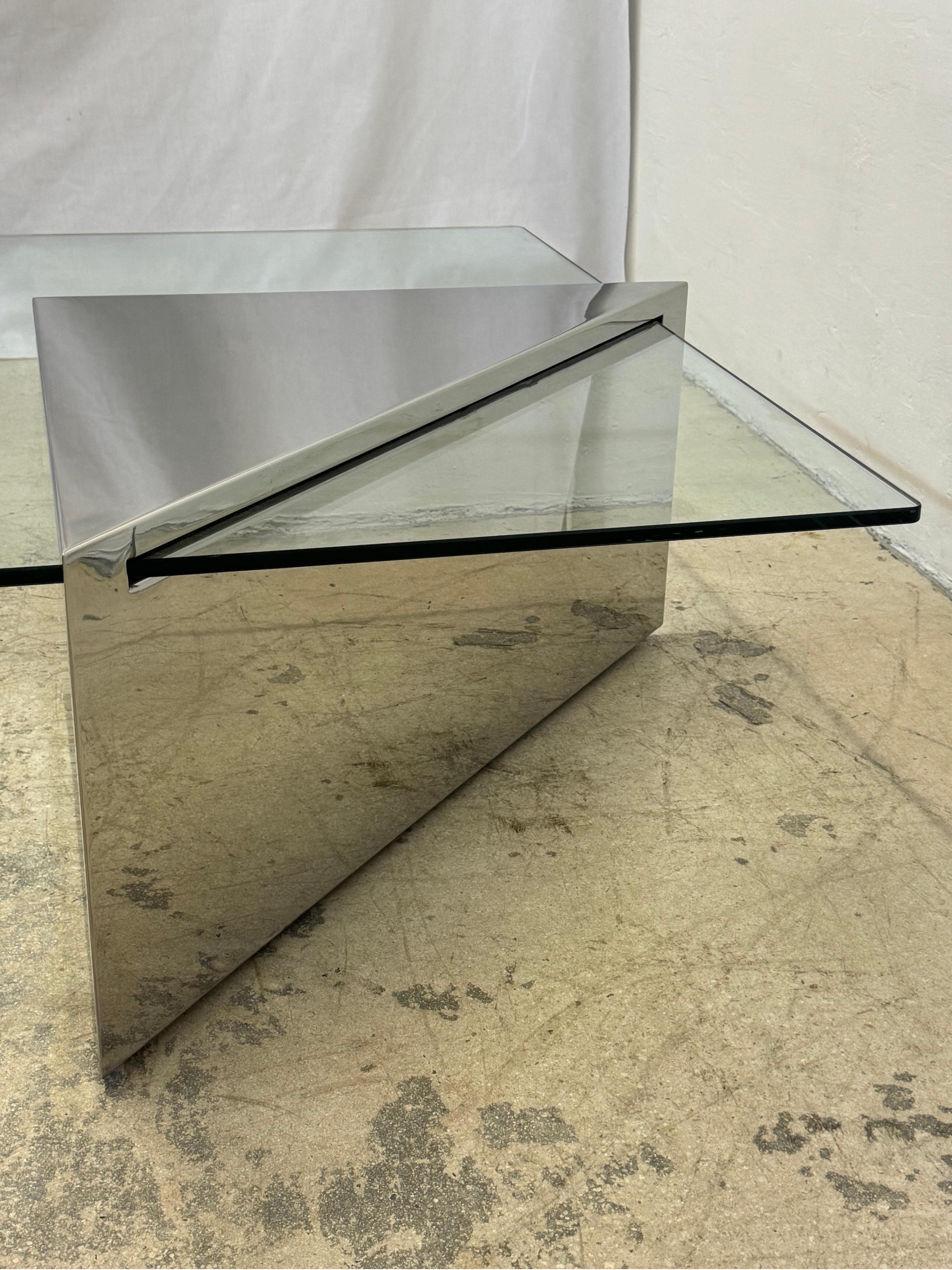 J. Table basse en acier poli et verre en porte-à-faux de Wade pour Brueton en vente 11