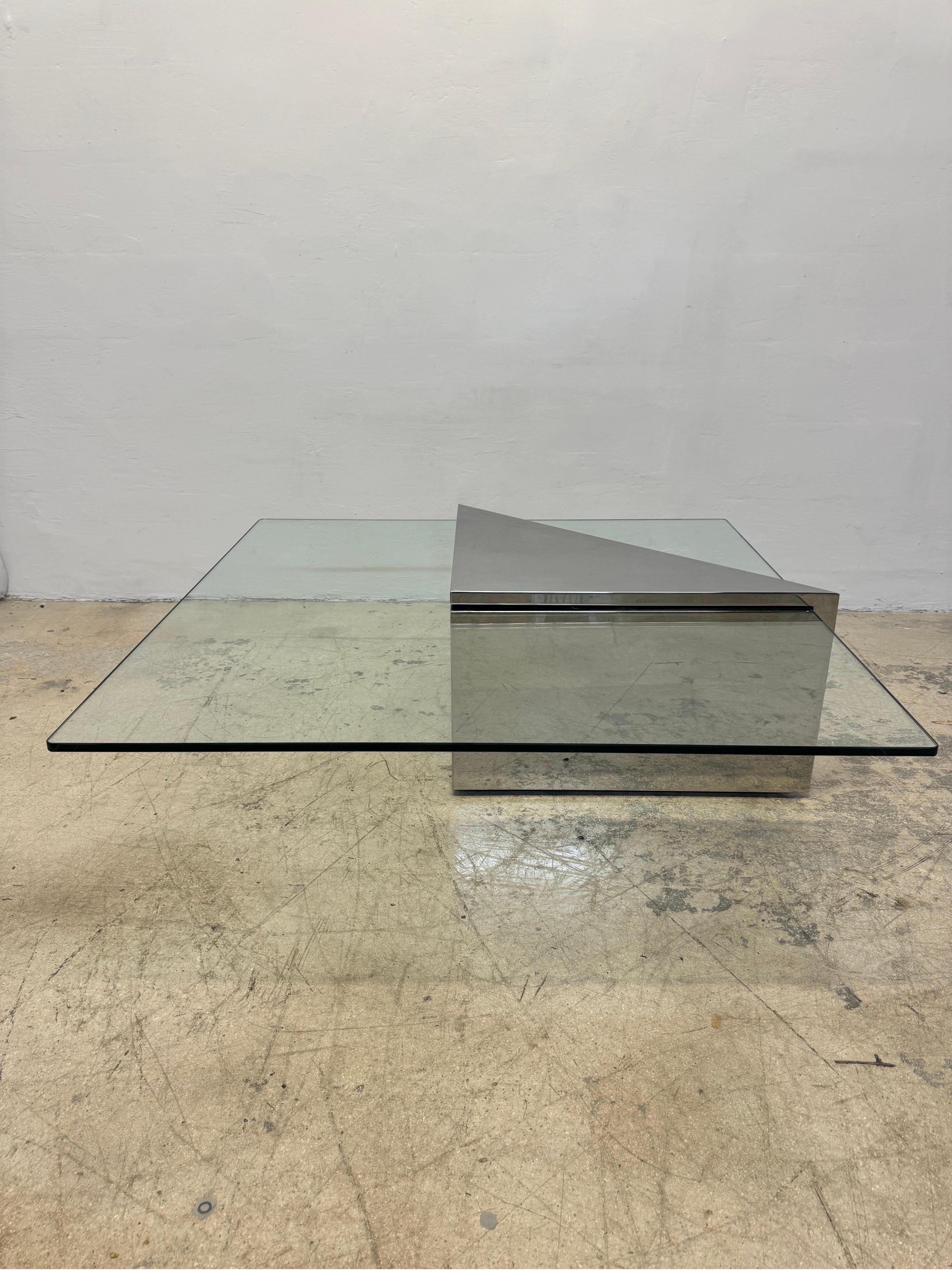 Mid-Century Modern J. Table basse en acier poli et verre en porte-à-faux de Wade pour Brueton en vente