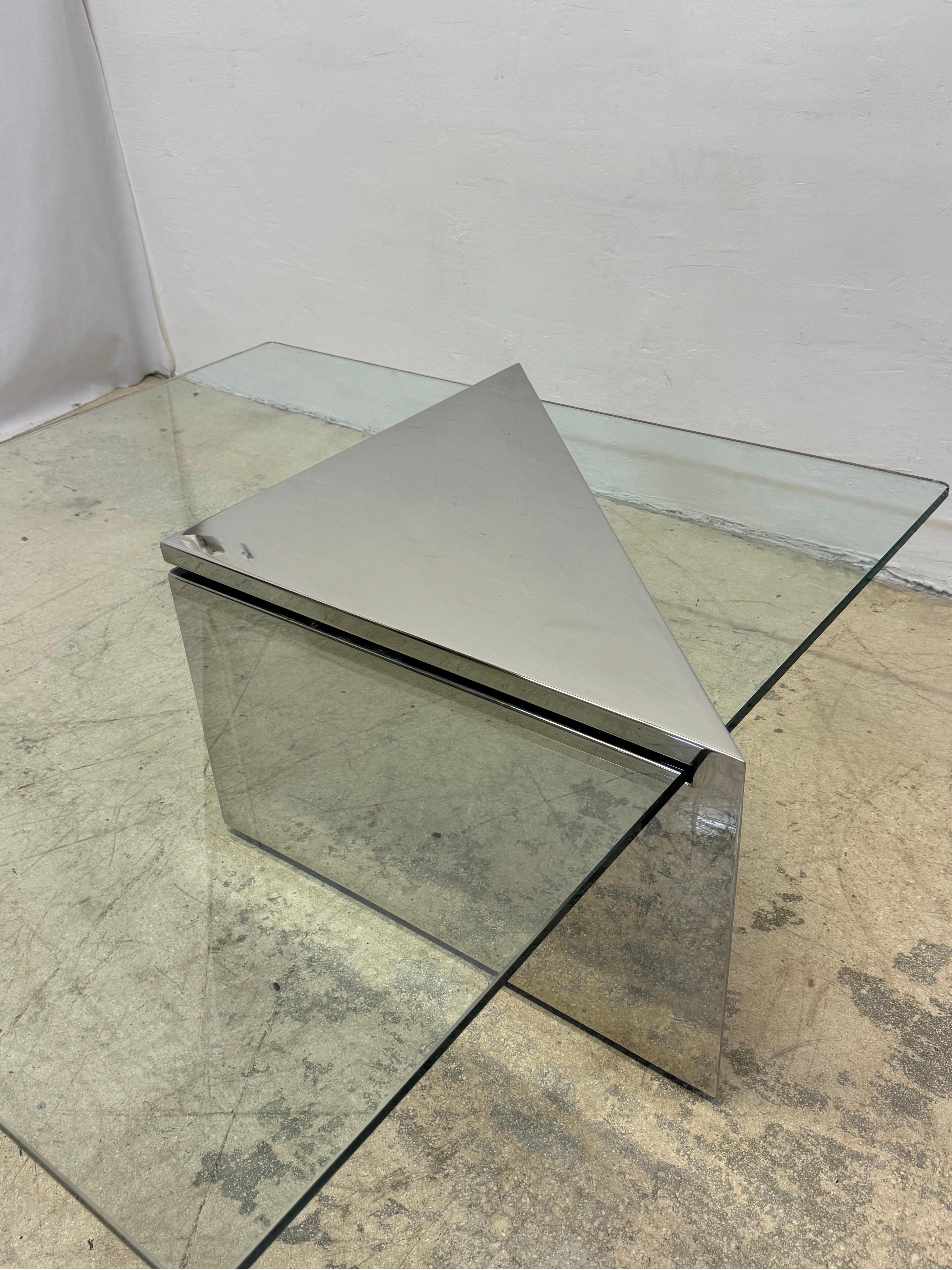 Américain J. Table basse en acier poli et verre en porte-à-faux de Wade pour Brueton en vente
