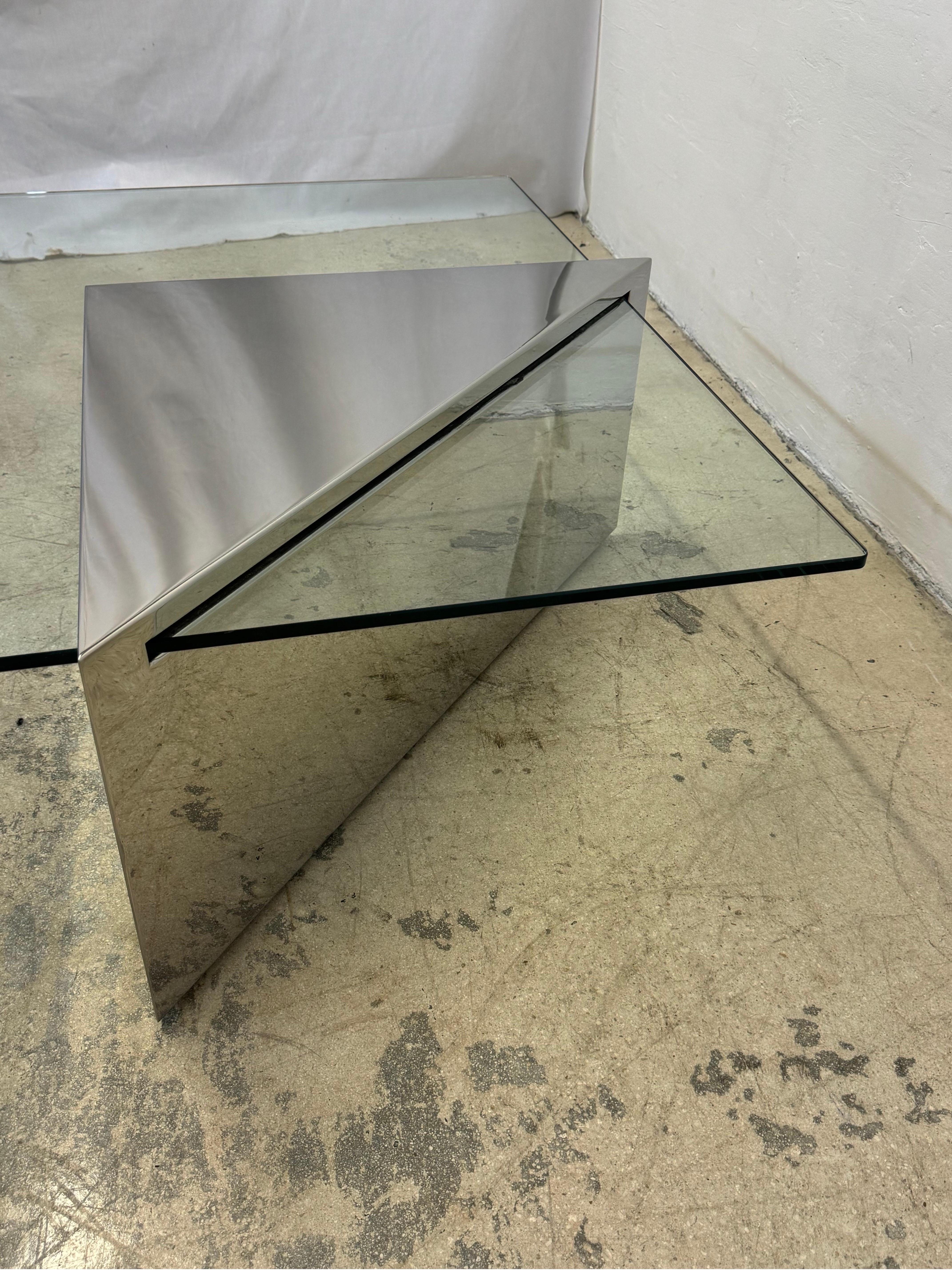 J. Table basse en acier poli et verre en porte-à-faux de Wade pour Brueton Bon état - En vente à Miami, FL